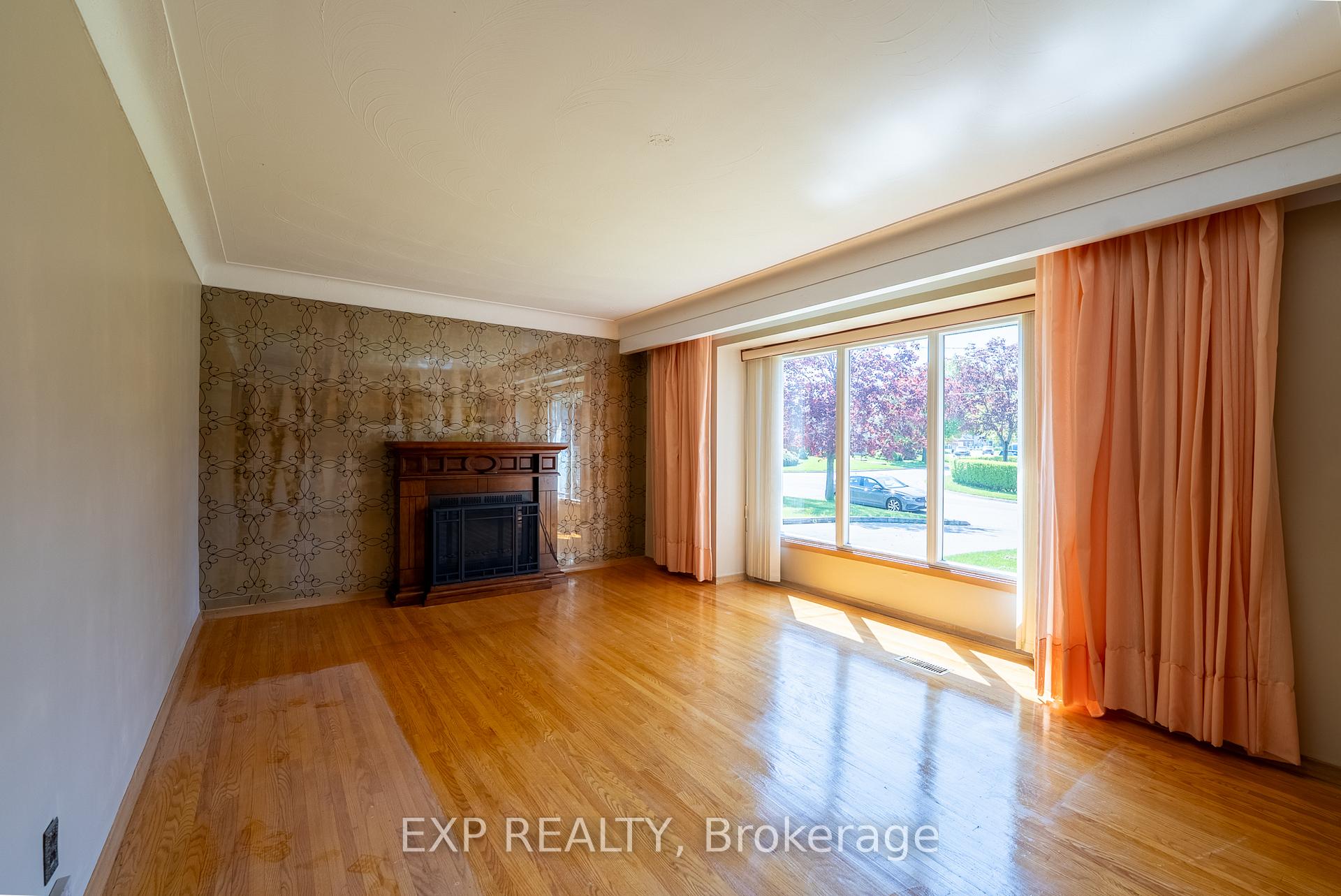 Photo 10 of 402 Kerman Avenue, Grimsby, Grimsby Beach — HOMEH