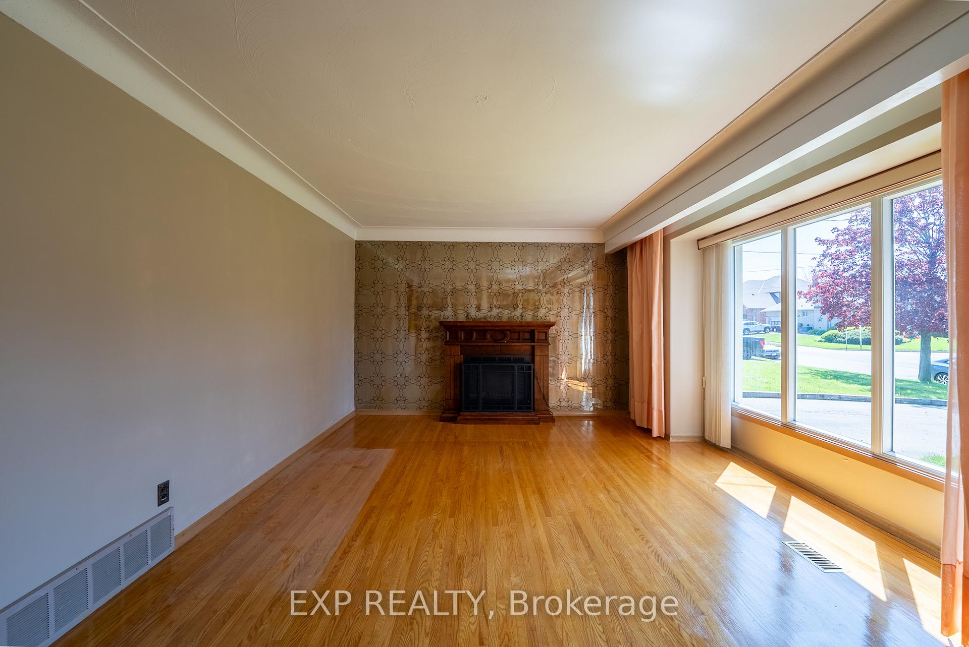 Photo 12 of 402 Kerman Avenue, Grimsby, Grimsby Beach — HOMEH