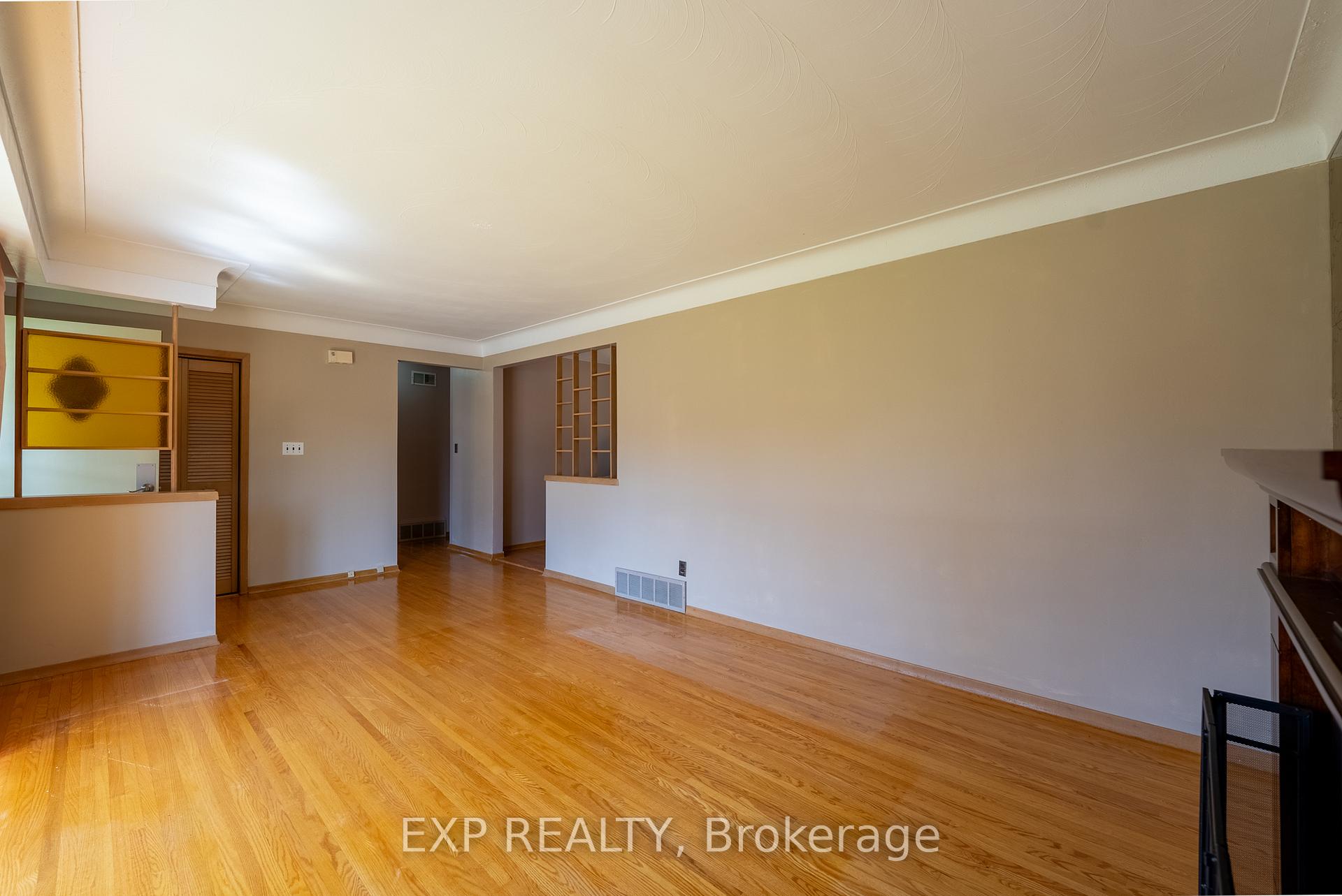 Photo 13 of 402 Kerman Avenue, Grimsby, Grimsby Beach — HOMEH