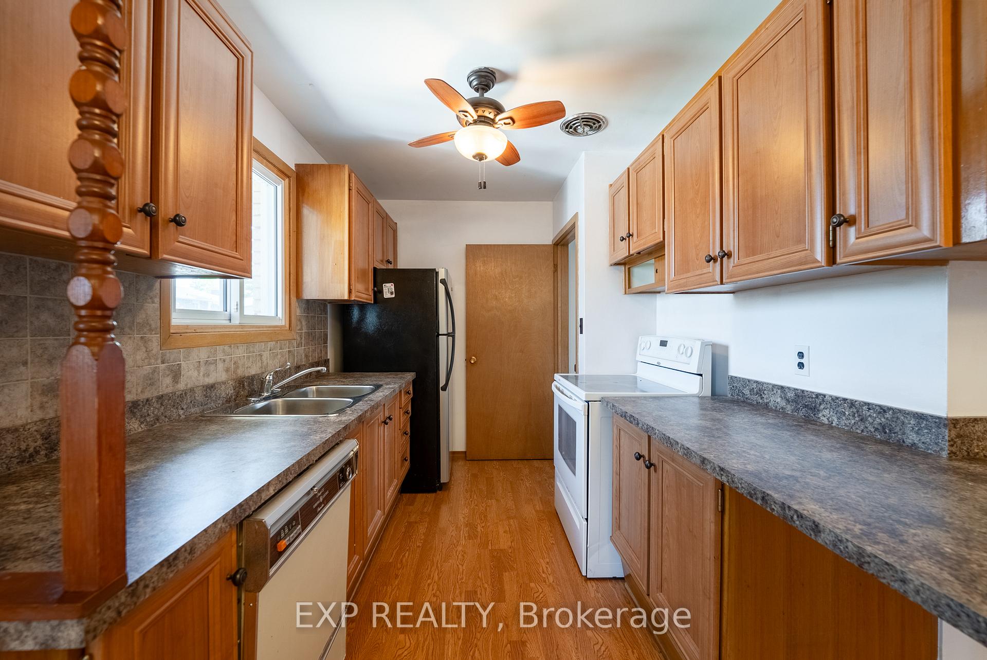 Photo 16 of 402 Kerman Avenue, Grimsby, Grimsby Beach — HOMEH