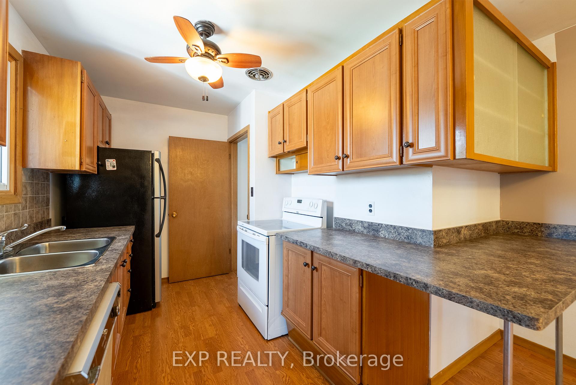 Photo 17 of 402 Kerman Avenue, Grimsby, Grimsby Beach — HOMEH
