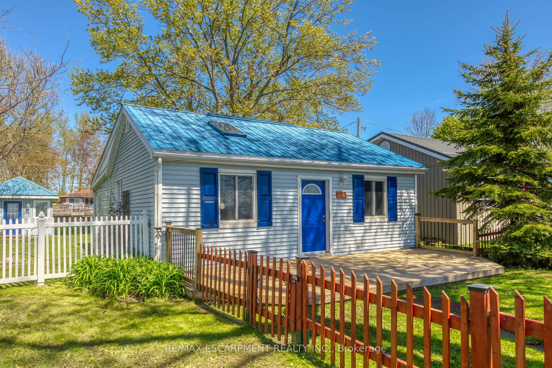 Front of 713 Lakeshore Road