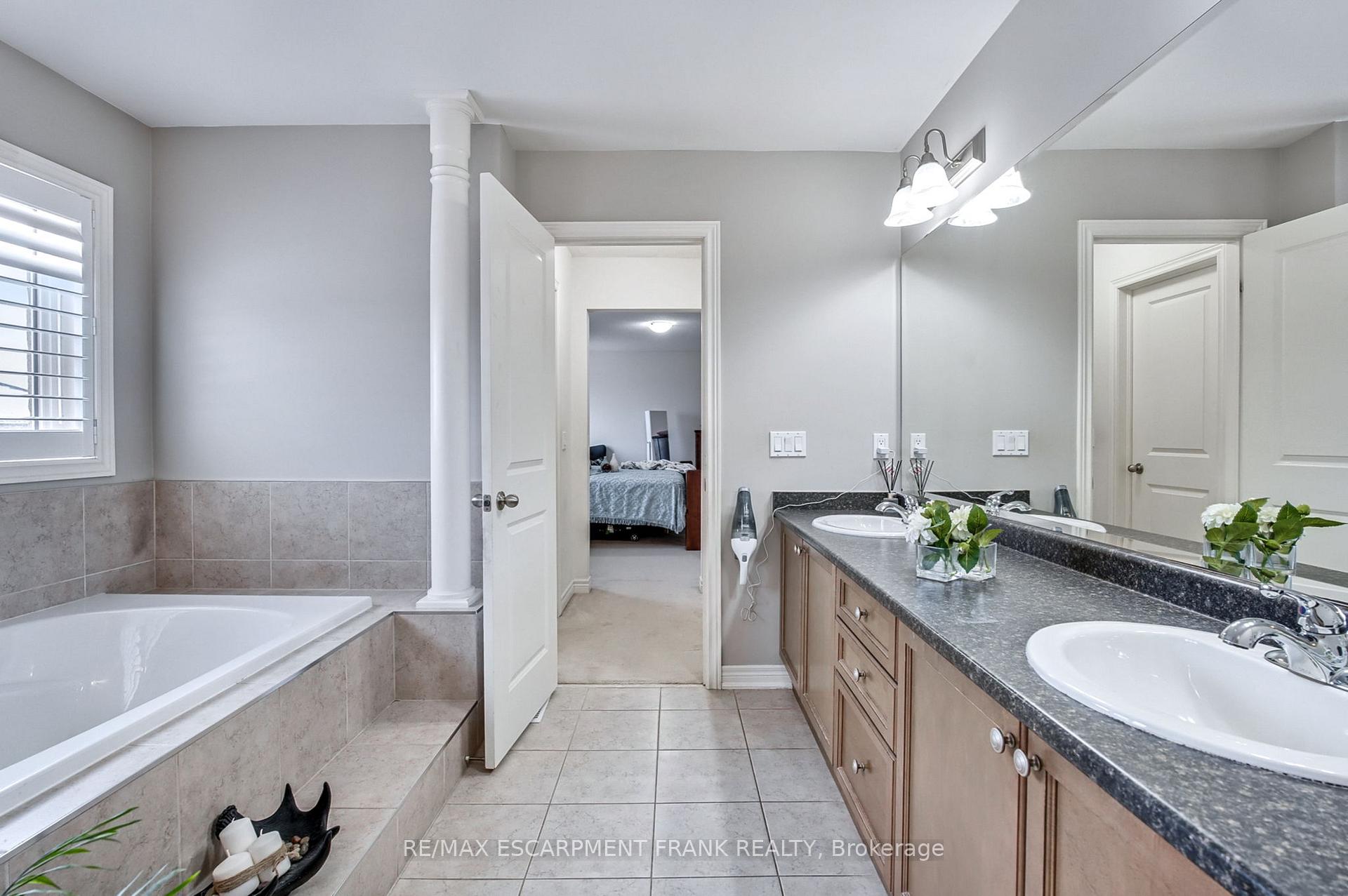 Photo 21 of 30 Curran Road, Hamilton, Ancaster — HOMEH