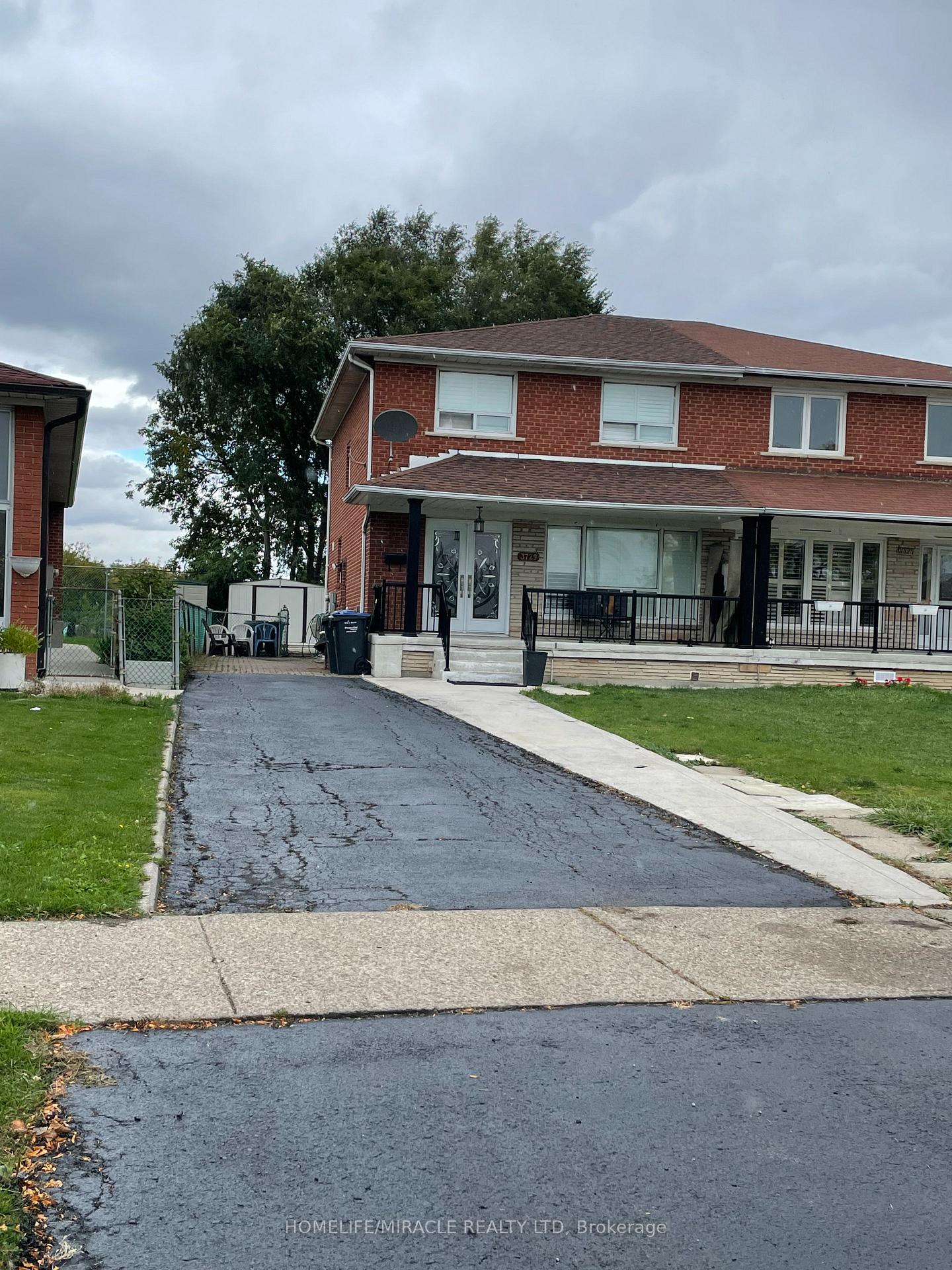 Photo 2 of 3729 Crabtree Crescent, Mississauga, Malton — HOMEH
