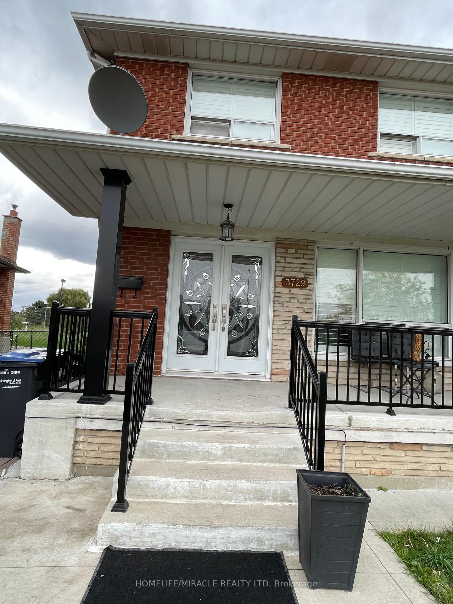 Photo 4 of 3729 Crabtree Crescent, Mississauga, Malton — HOMEH