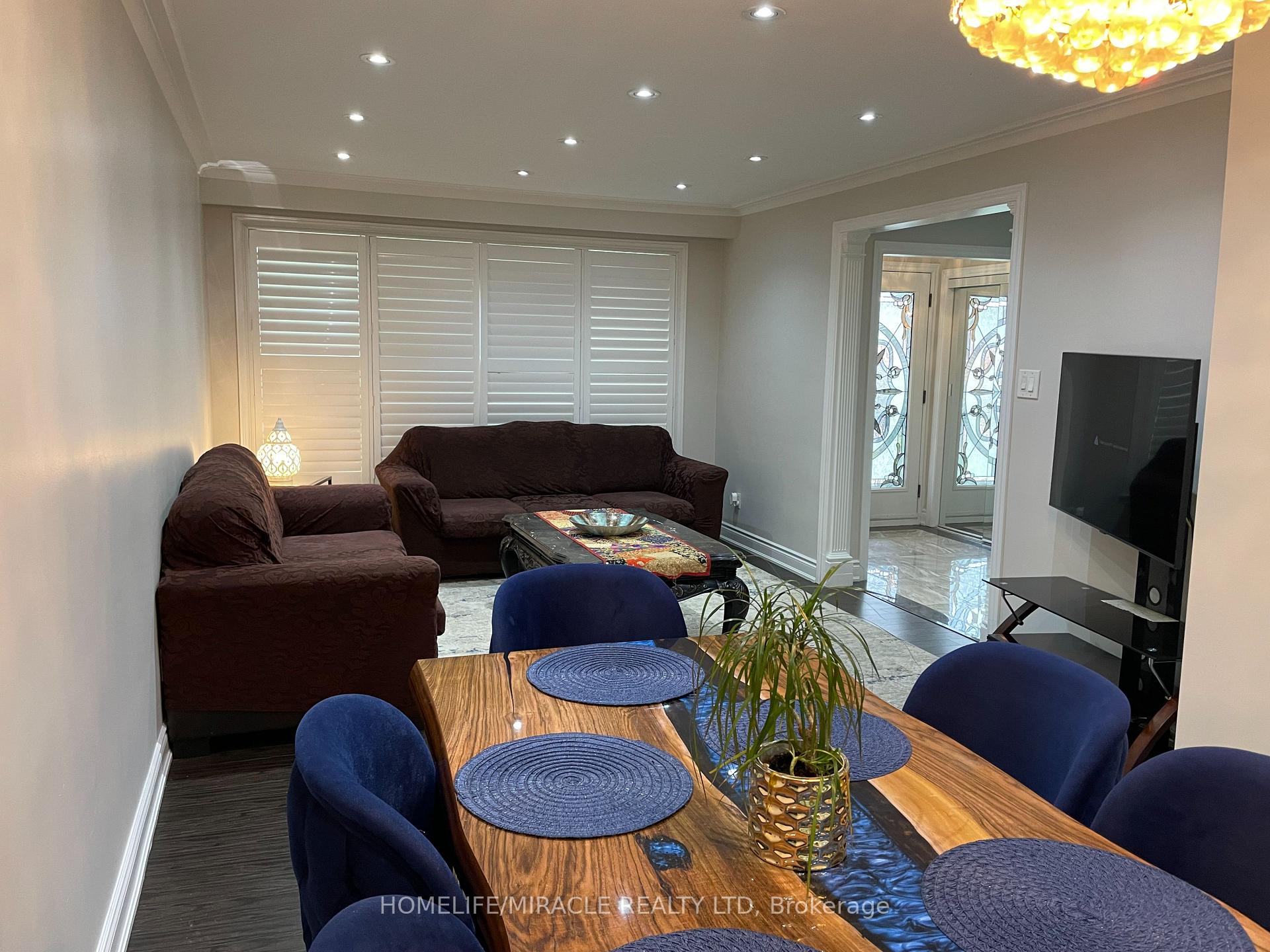Photo 9 of 3729 Crabtree Crescent, Mississauga, Malton — HOMEH