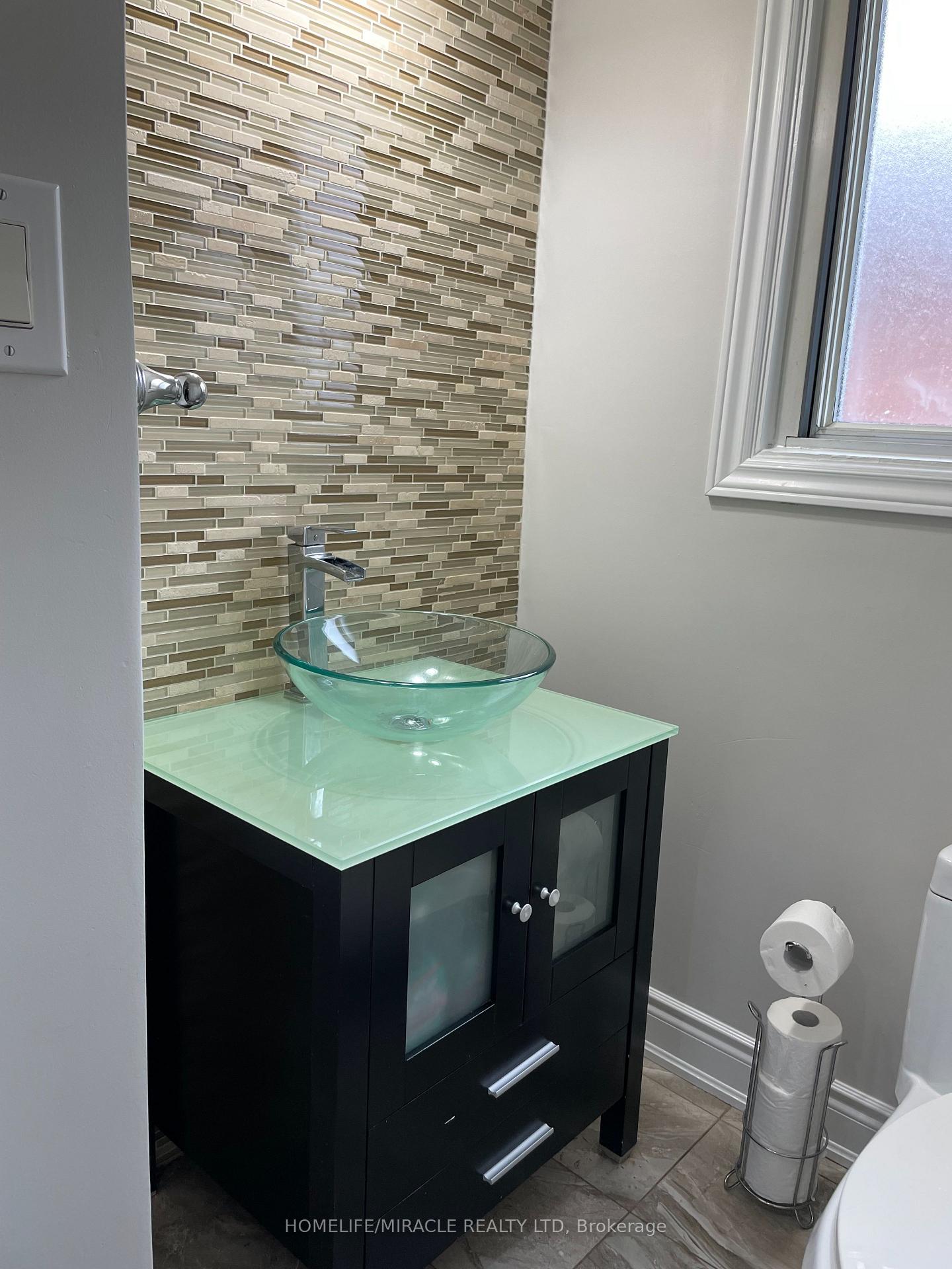Photo 6 of 3729 Crabtree Crescent, Mississauga, Malton — HOMEH