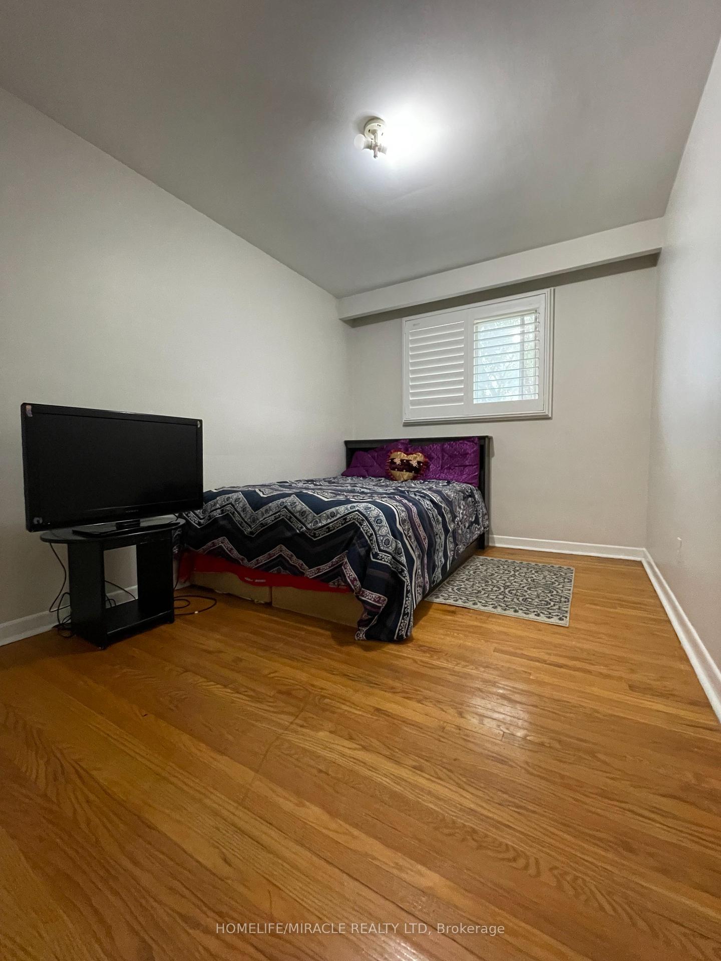 Photo 7 of 3729 Crabtree Crescent, Mississauga, Malton — HOMEH