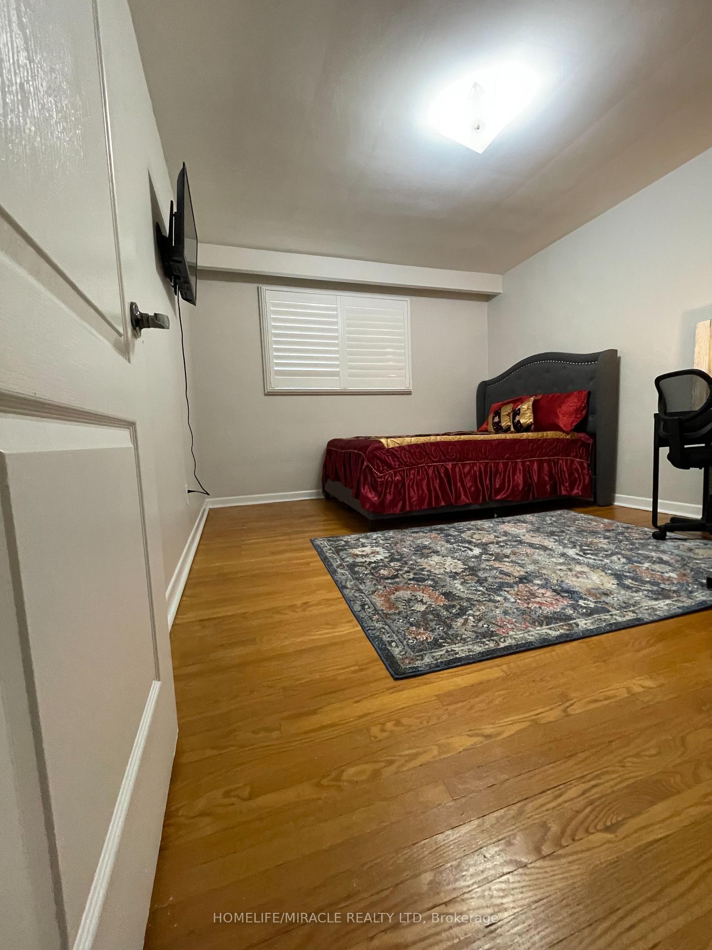 Photo 10 of 3729 Crabtree Crescent, Mississauga, Malton — HOMEH