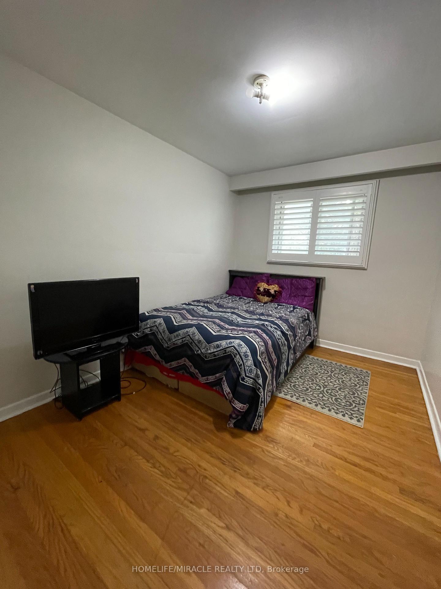 Photo 13 of 3729 Crabtree Crescent, Mississauga, Malton — HOMEH