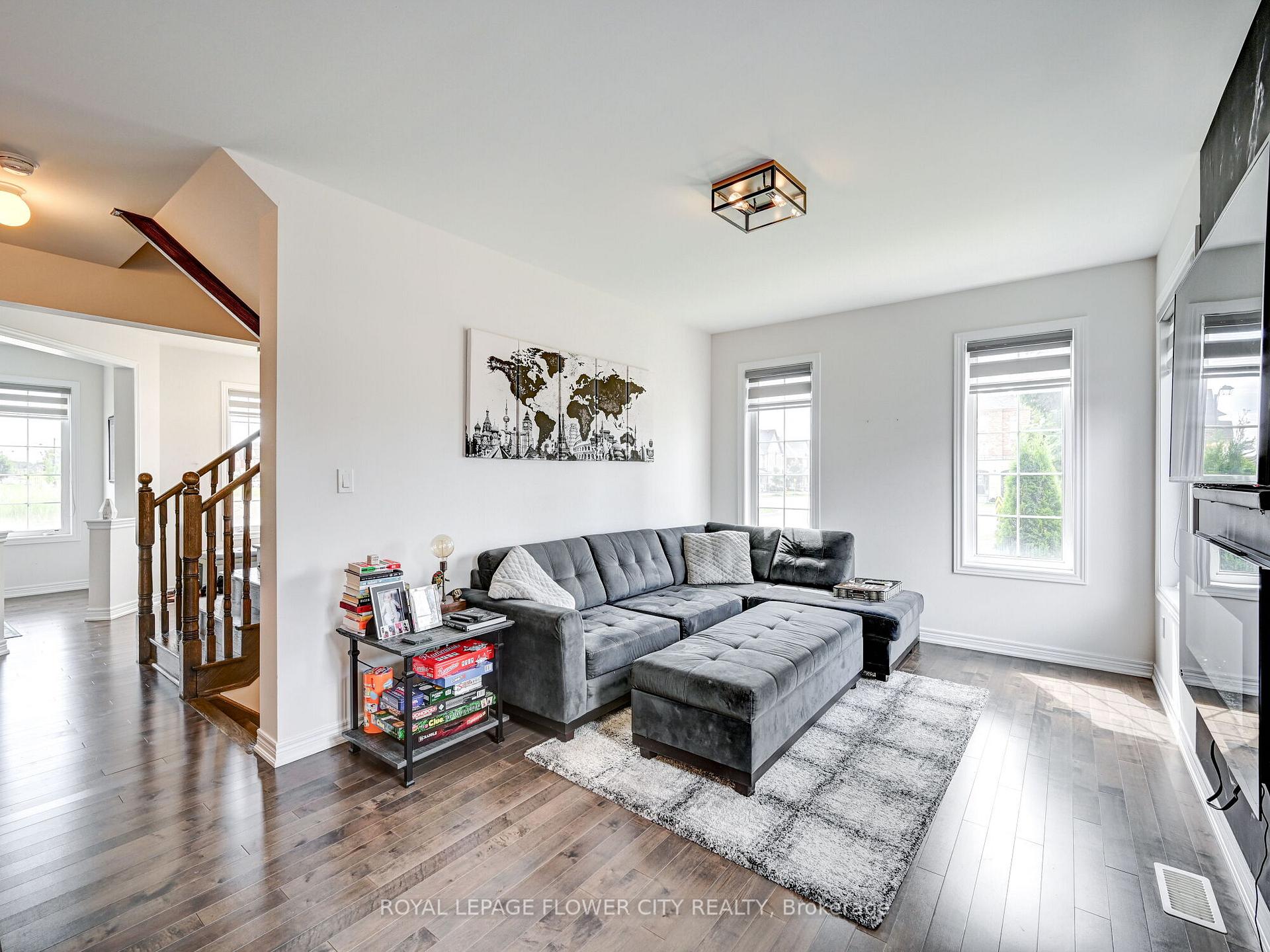 Photo 6 of 302 Barons Street, Vaughan, Kleinburg — HOMEH