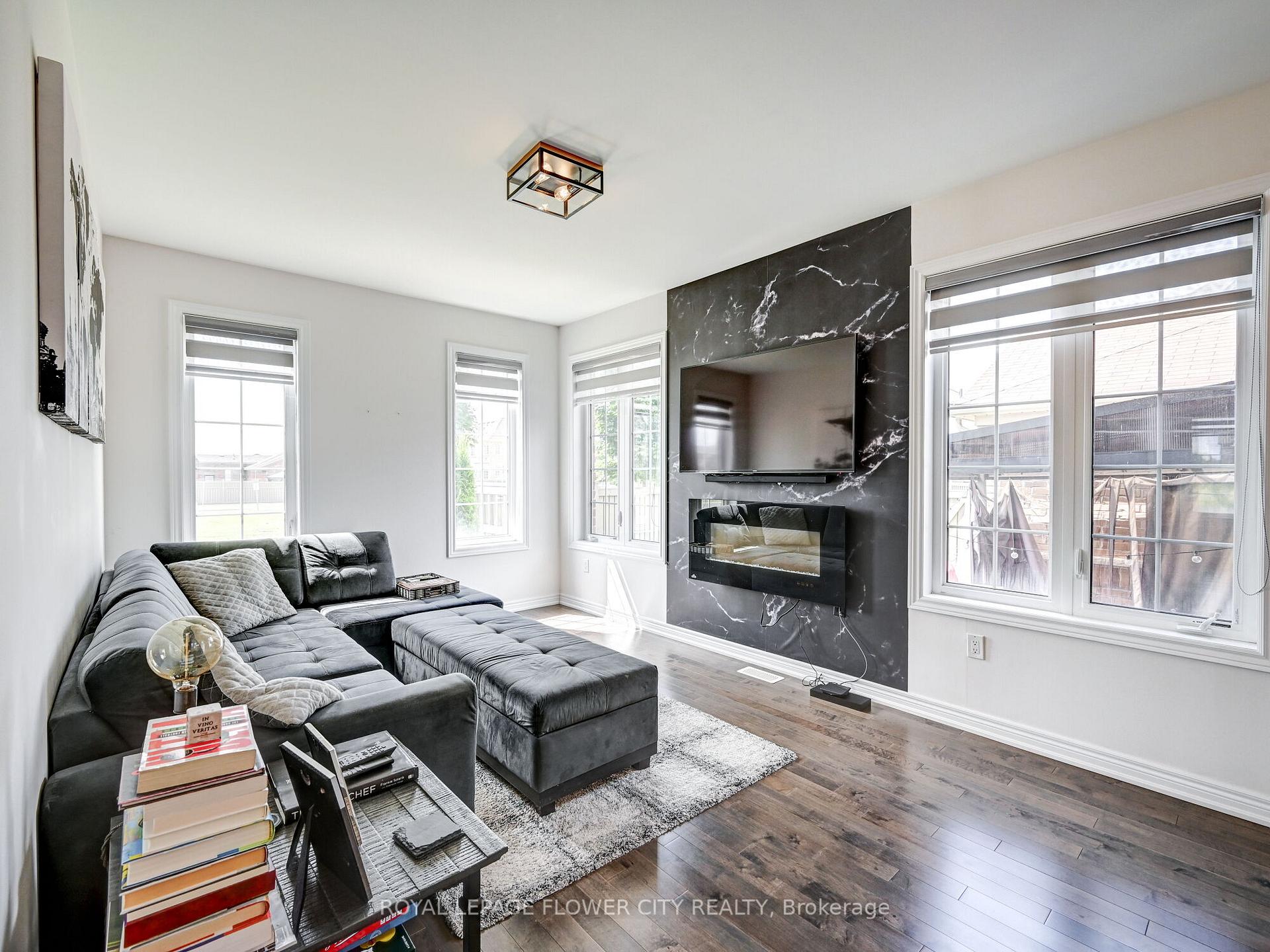 Photo 7 of 302 Barons Street, Vaughan, Kleinburg — HOMEH