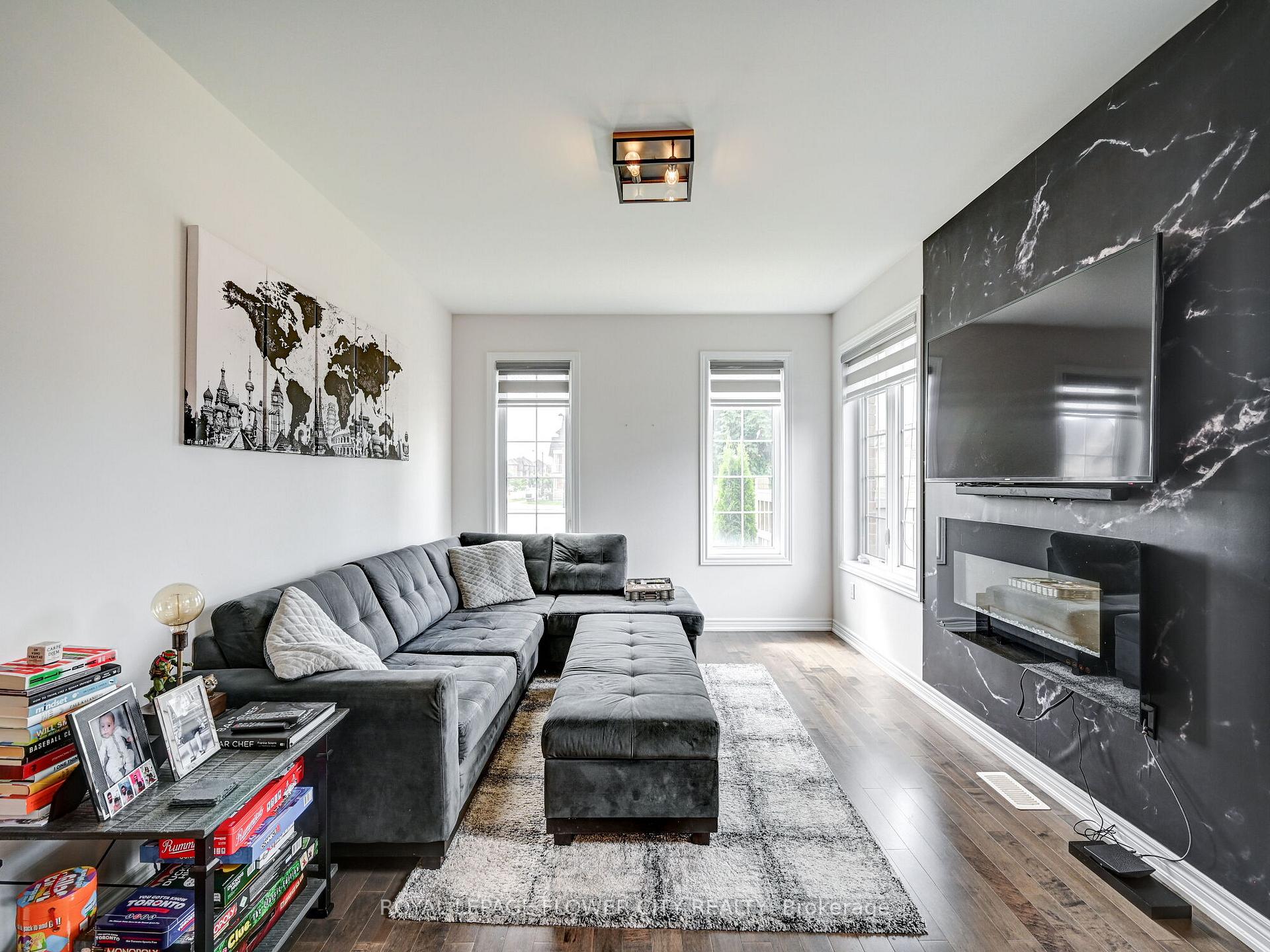 Photo 2 of 302 Barons Street, Vaughan, Kleinburg — HOMEH