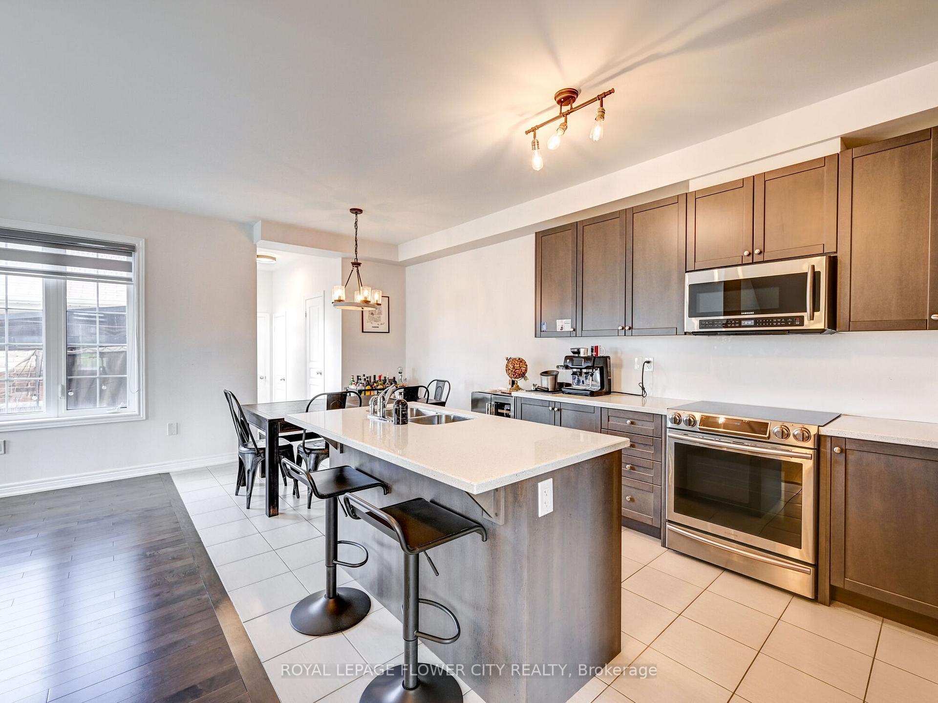 Photo 5 of 302 Barons Street, Vaughan, Kleinburg — HOMEH