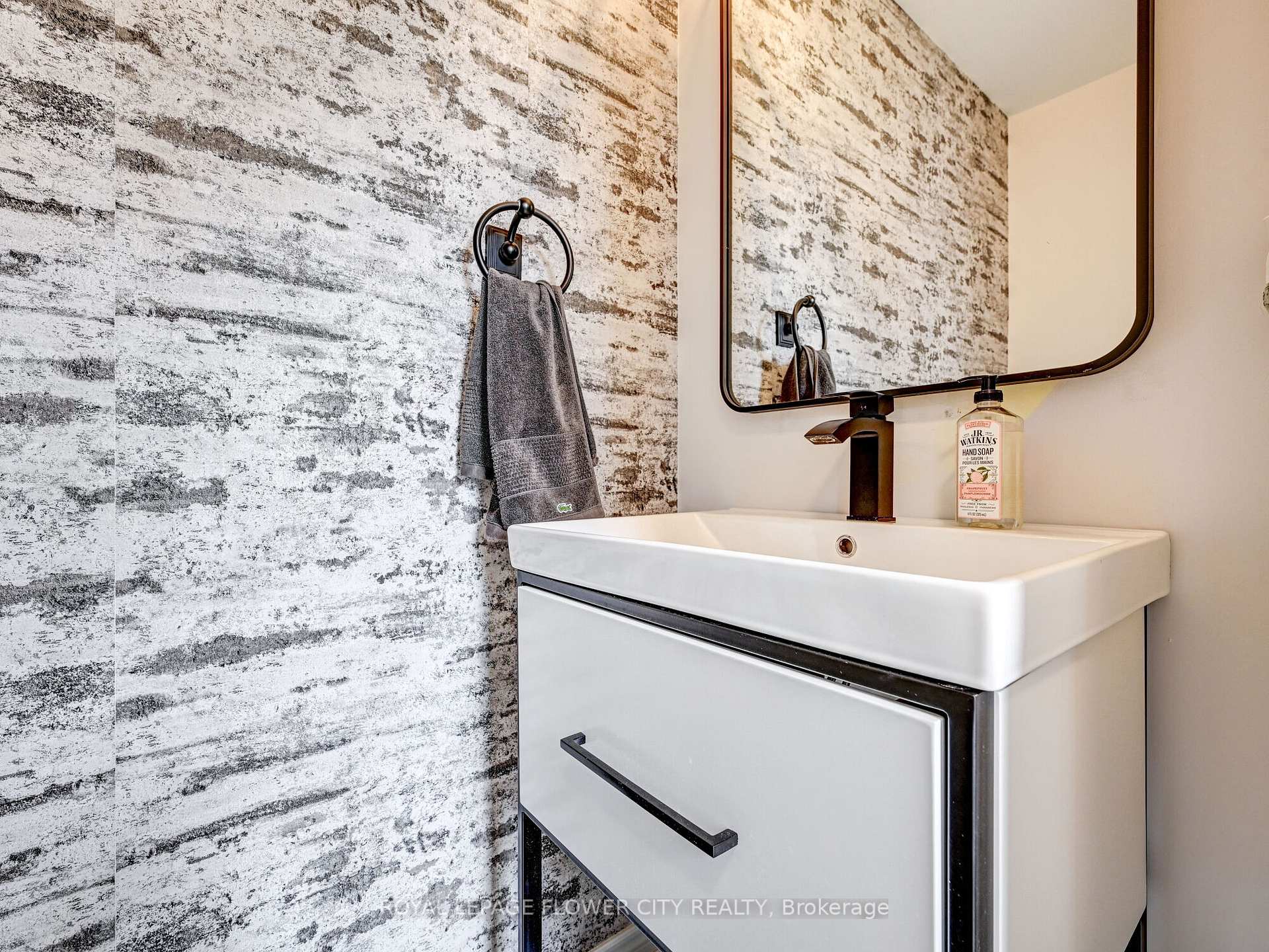 Photo 14 of 302 Barons Street, Vaughan, Kleinburg — HOMEH