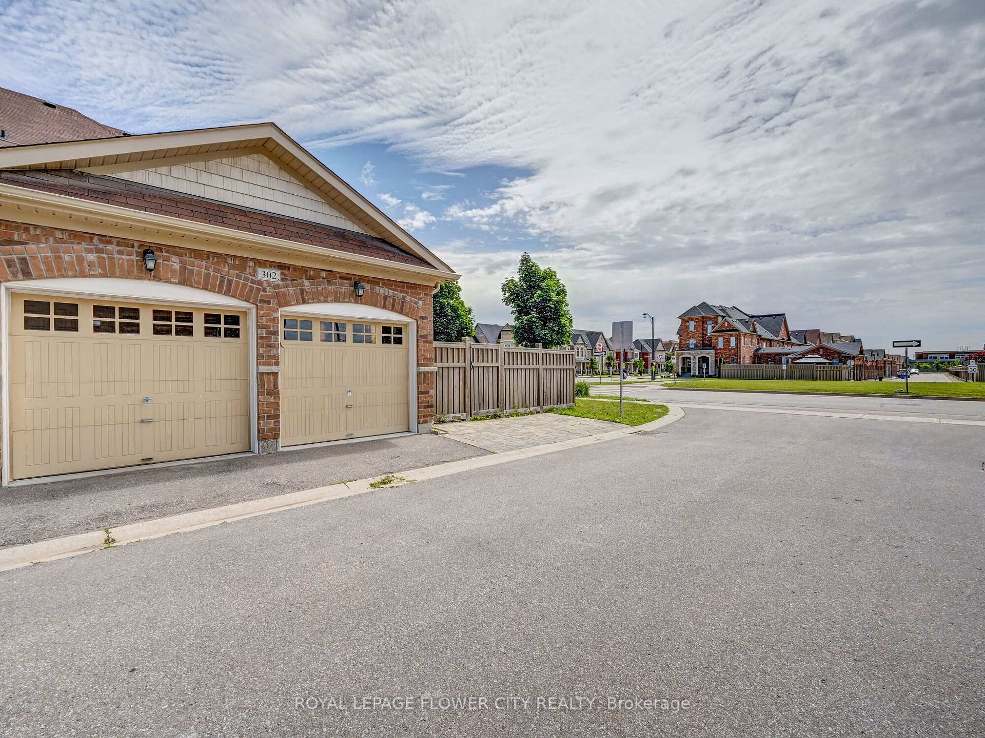 Photo 25 of 302 Barons Street, Vaughan, Kleinburg — HOMEH