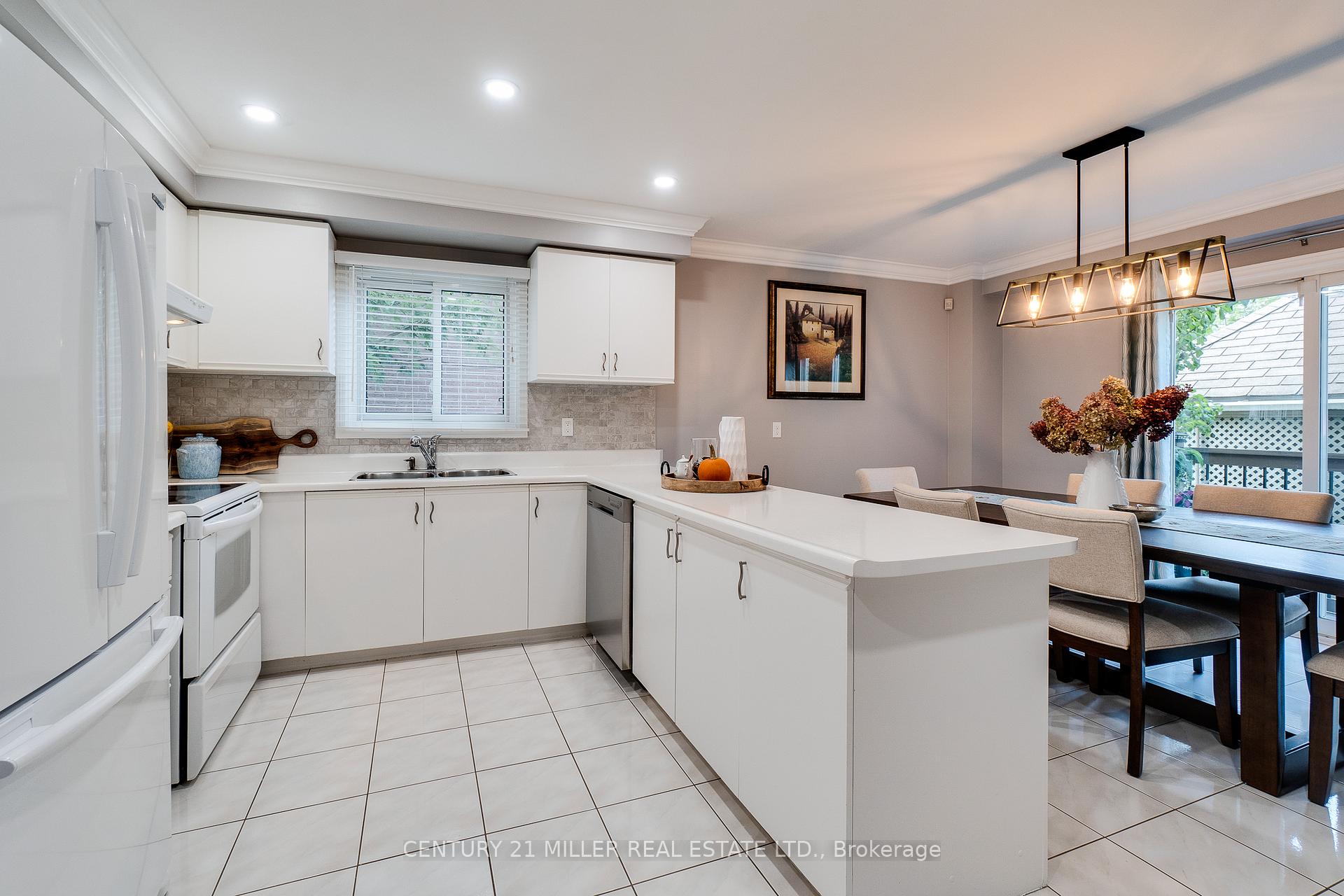 Photo 3 of 5100 Sunray Drive, Mississauga, Hurontario — HOMEH