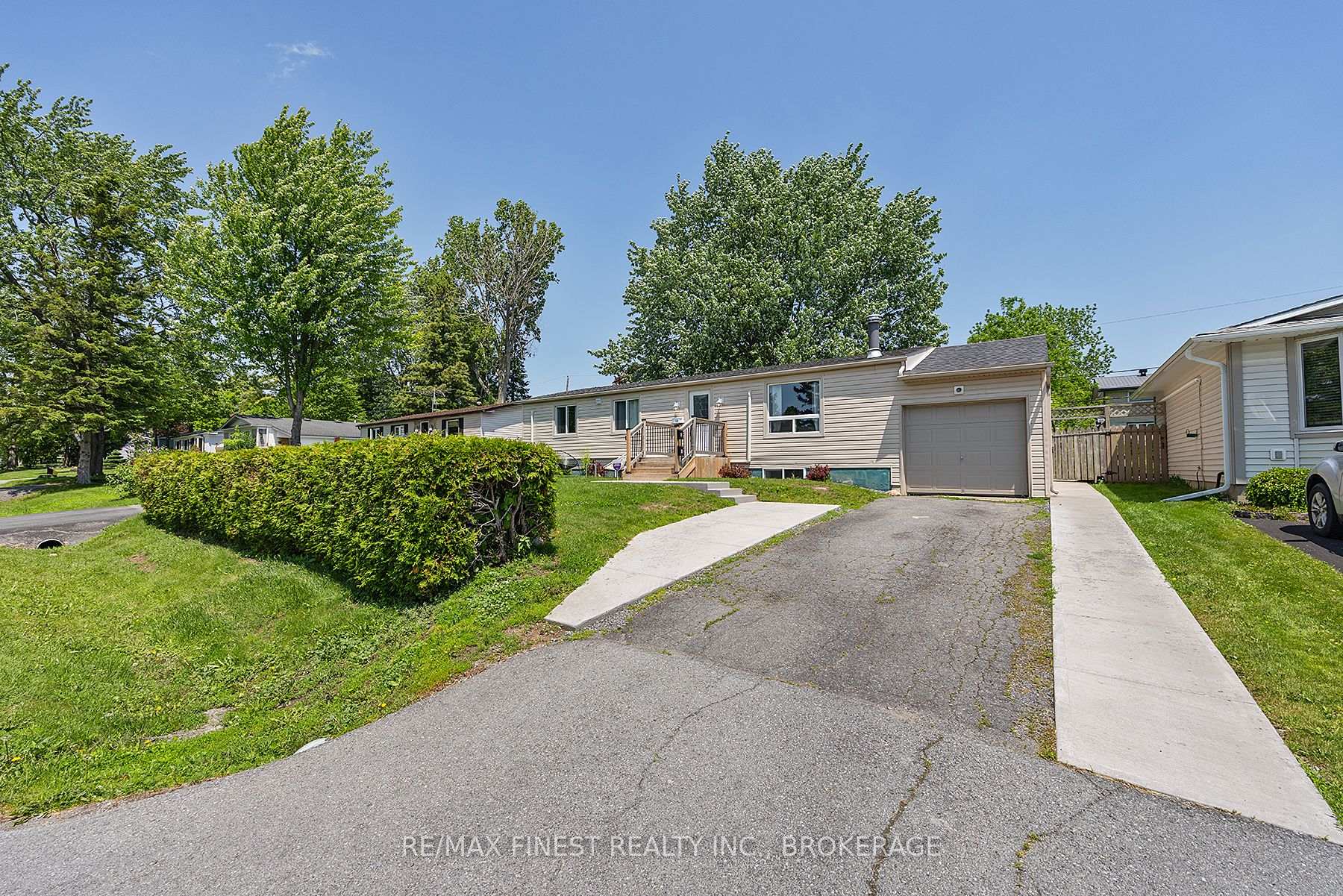 Photo 2 of 35 Clairton Place, Loyalist, Amherstview — HOMEH