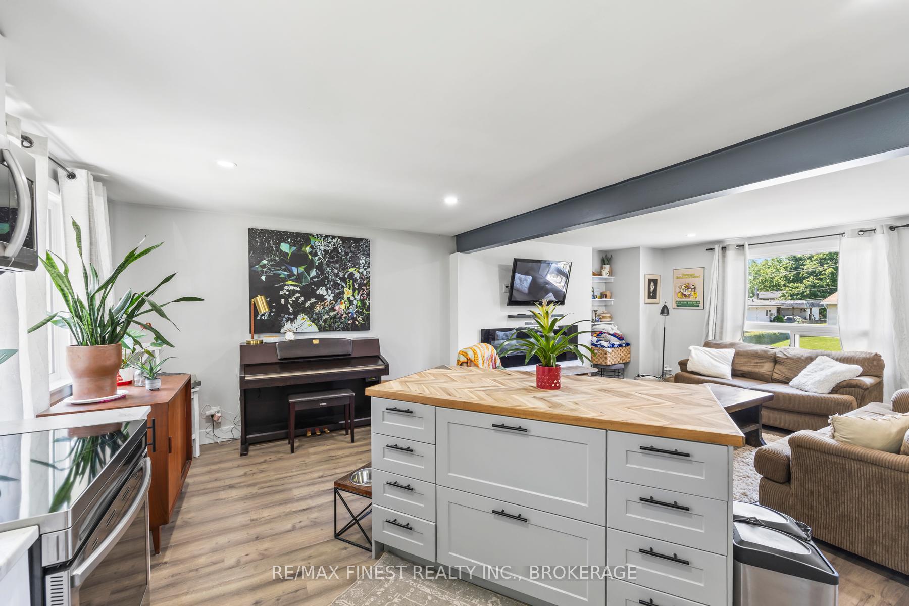 Photo 10 of 35 Clairton Place, Loyalist, Amherstview — HOMEH
