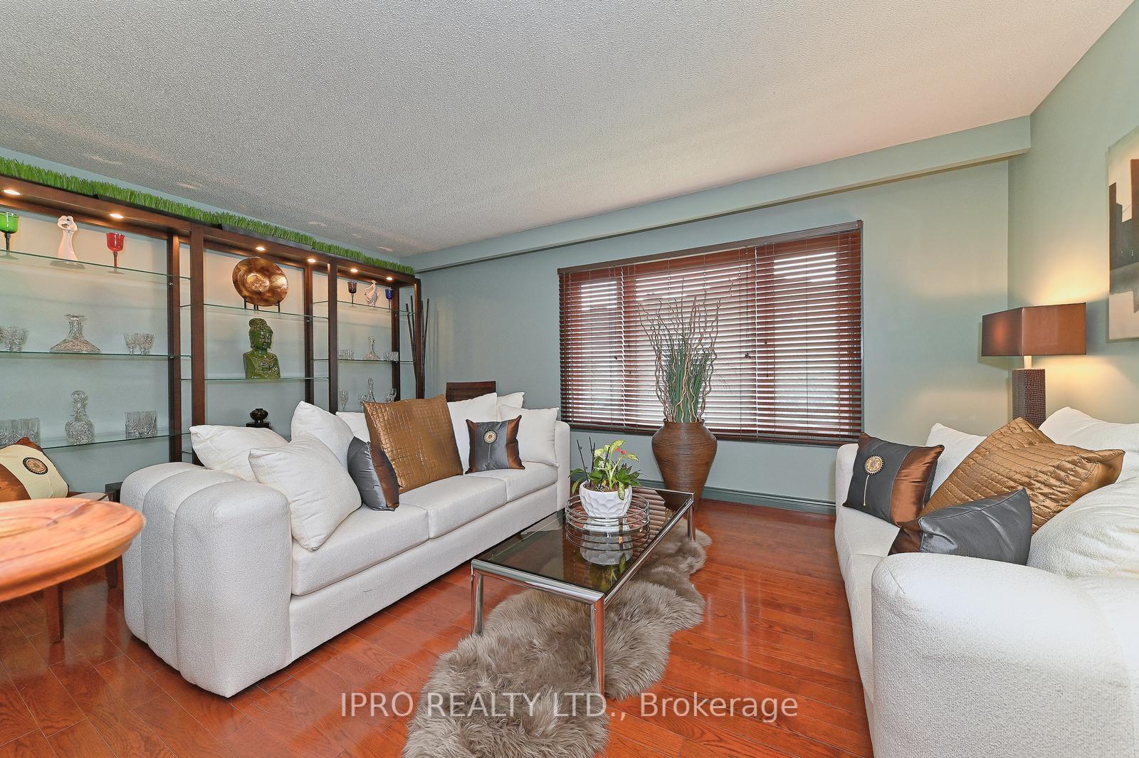 Photo 5 of 16 Bryant Court, Brampton, Brampton West — HOMEH
