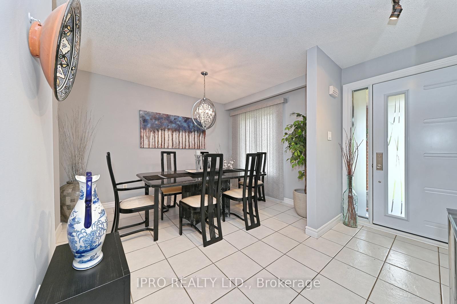 Photo 3 of 16 Bryant Court, Brampton, Brampton West — HOMEH