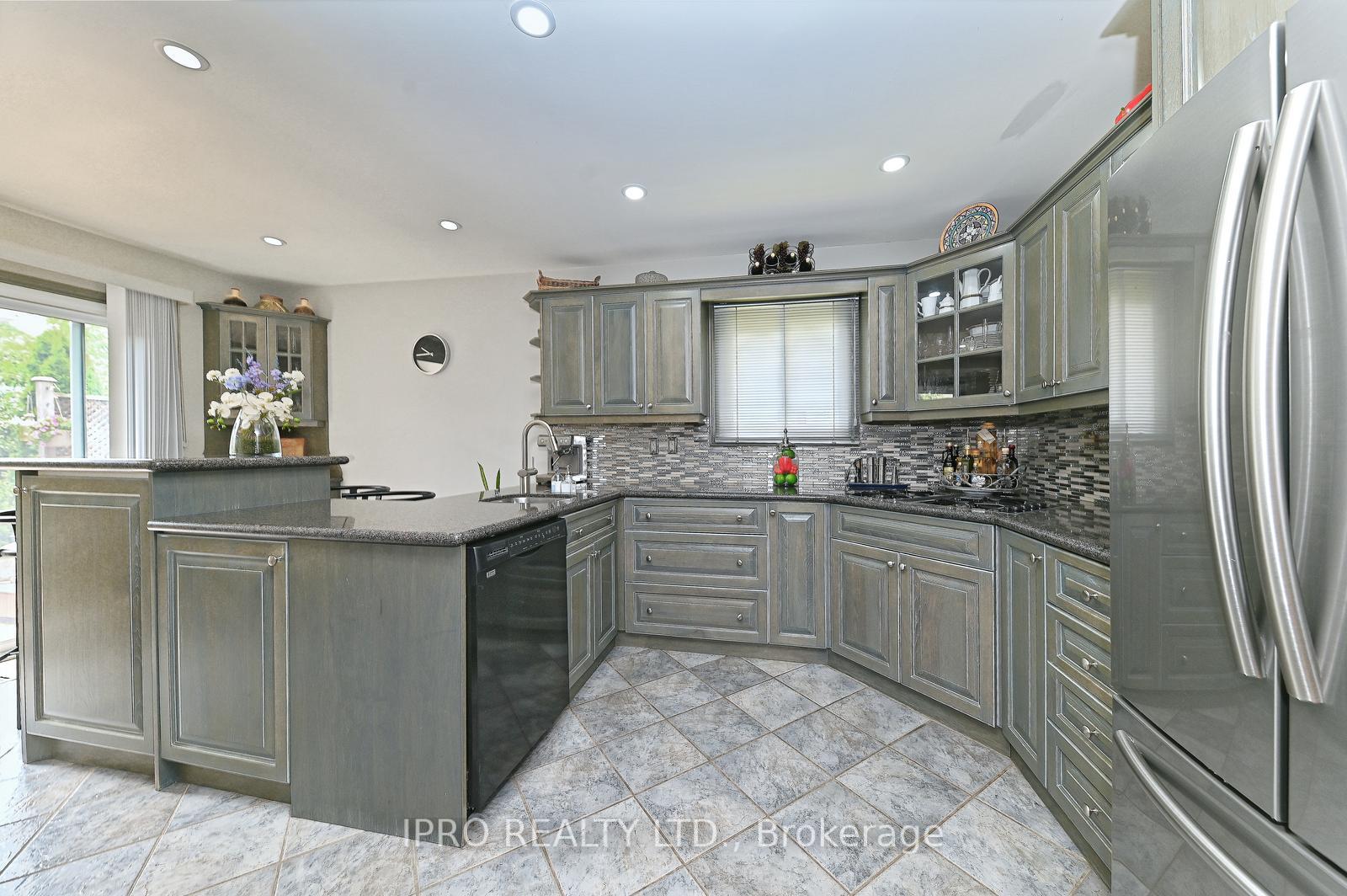 Photo 7 of 16 Bryant Court, Brampton, Brampton West — HOMEH
