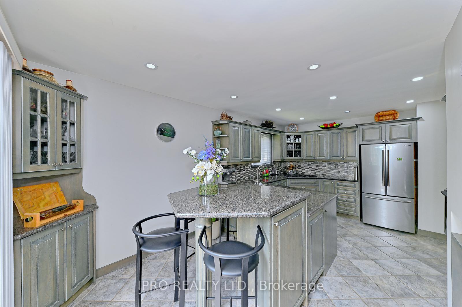Photo 8 of 16 Bryant Court, Brampton, Brampton West — HOMEH