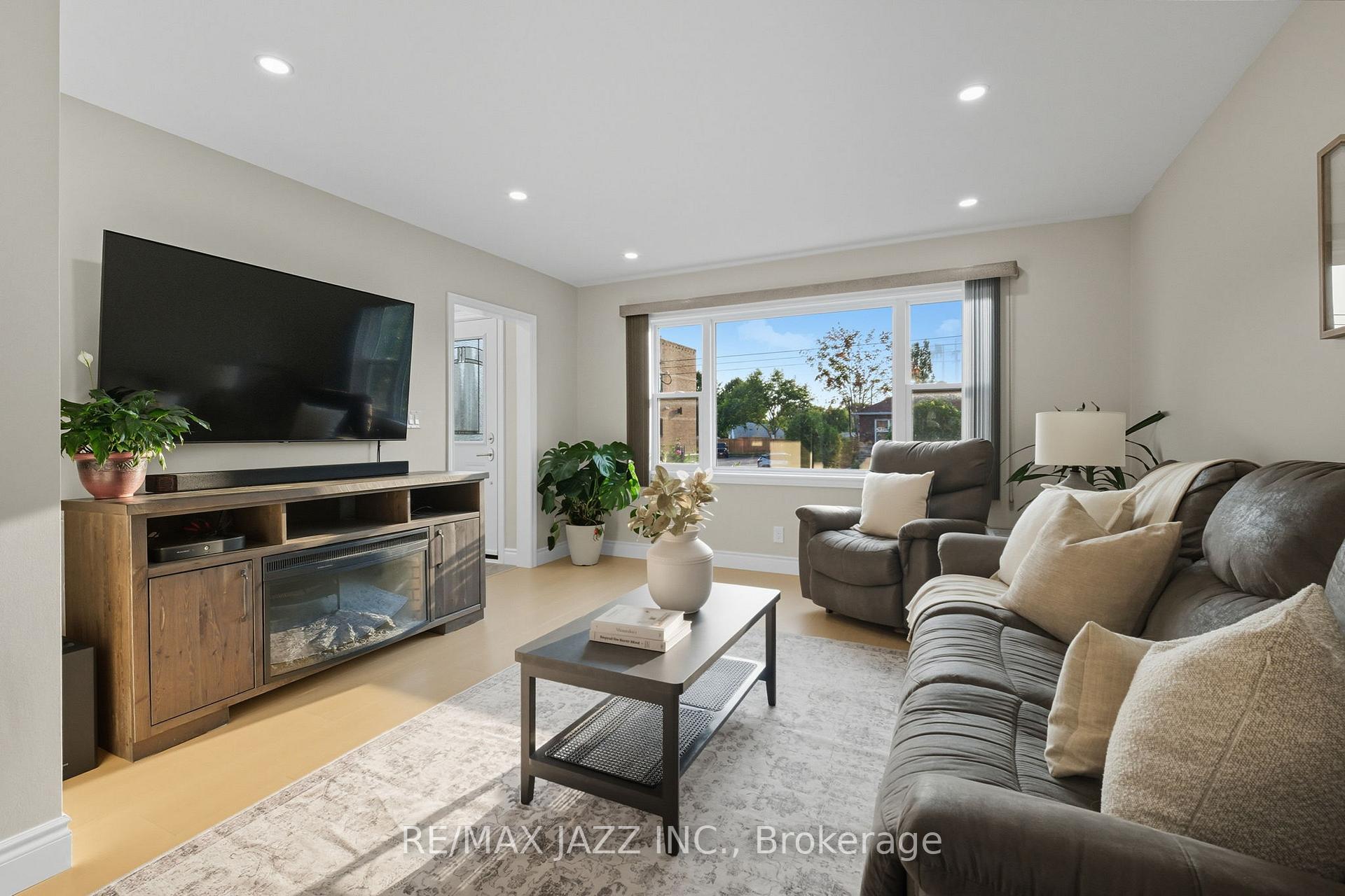 Photo 3 of 55 Liberty Street S, Clarington, Bowmanville — HOMEH