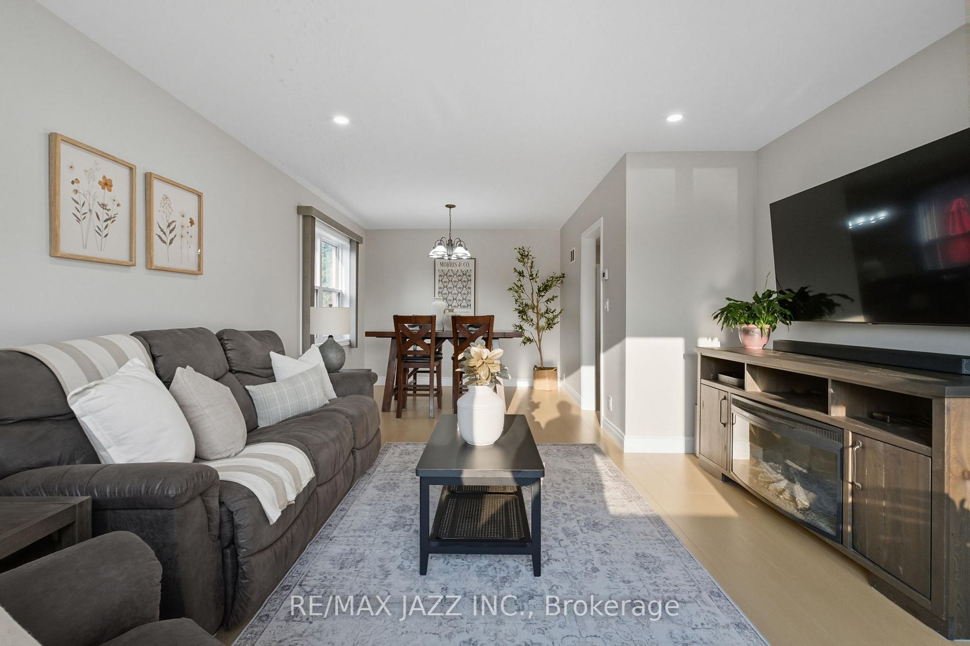 Photo 5 of 55 Liberty Street S, Clarington, Bowmanville — HOMEH