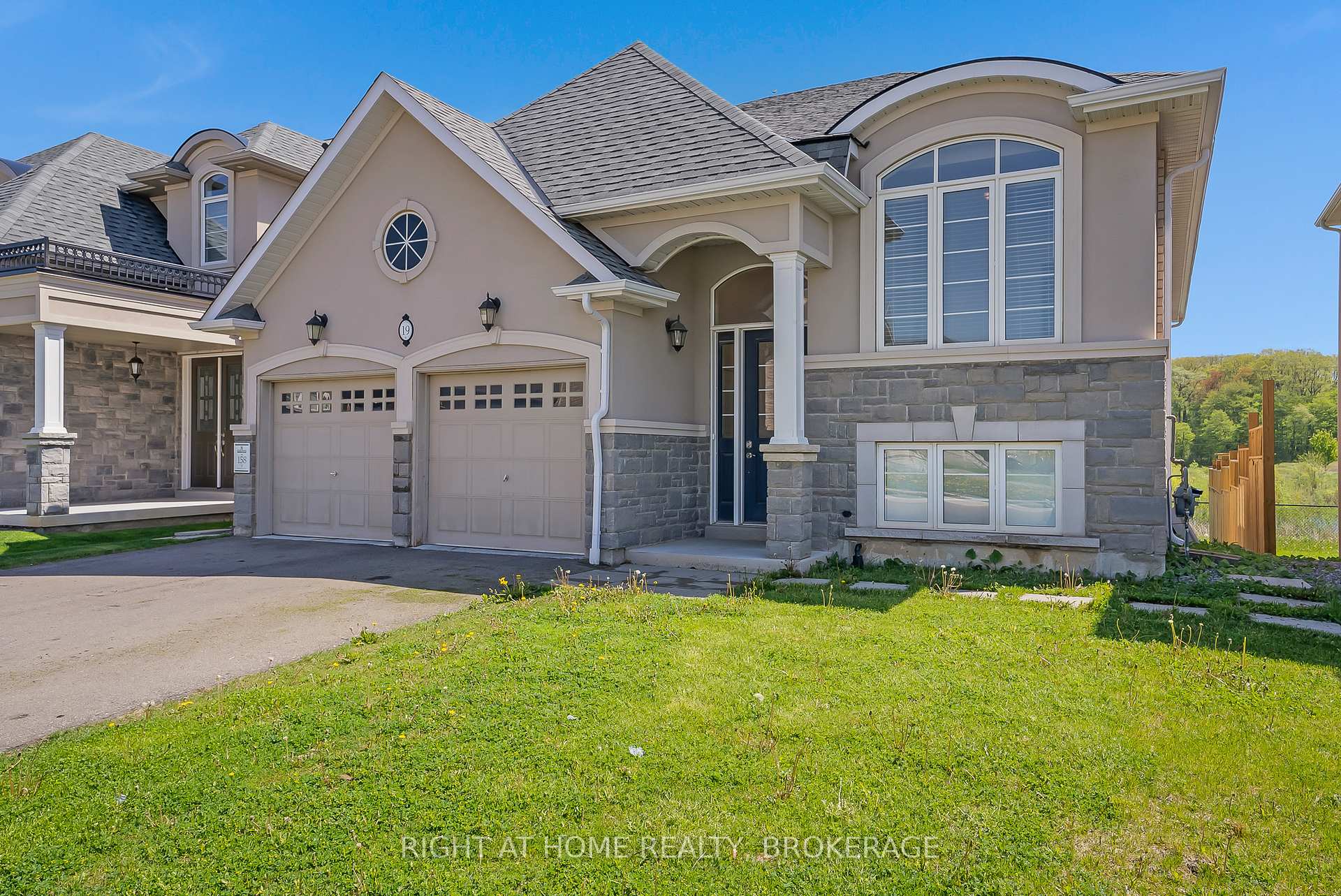 Photo 2 of 19 Robarts Drive, Hamilton, Ancaster — HOMEH