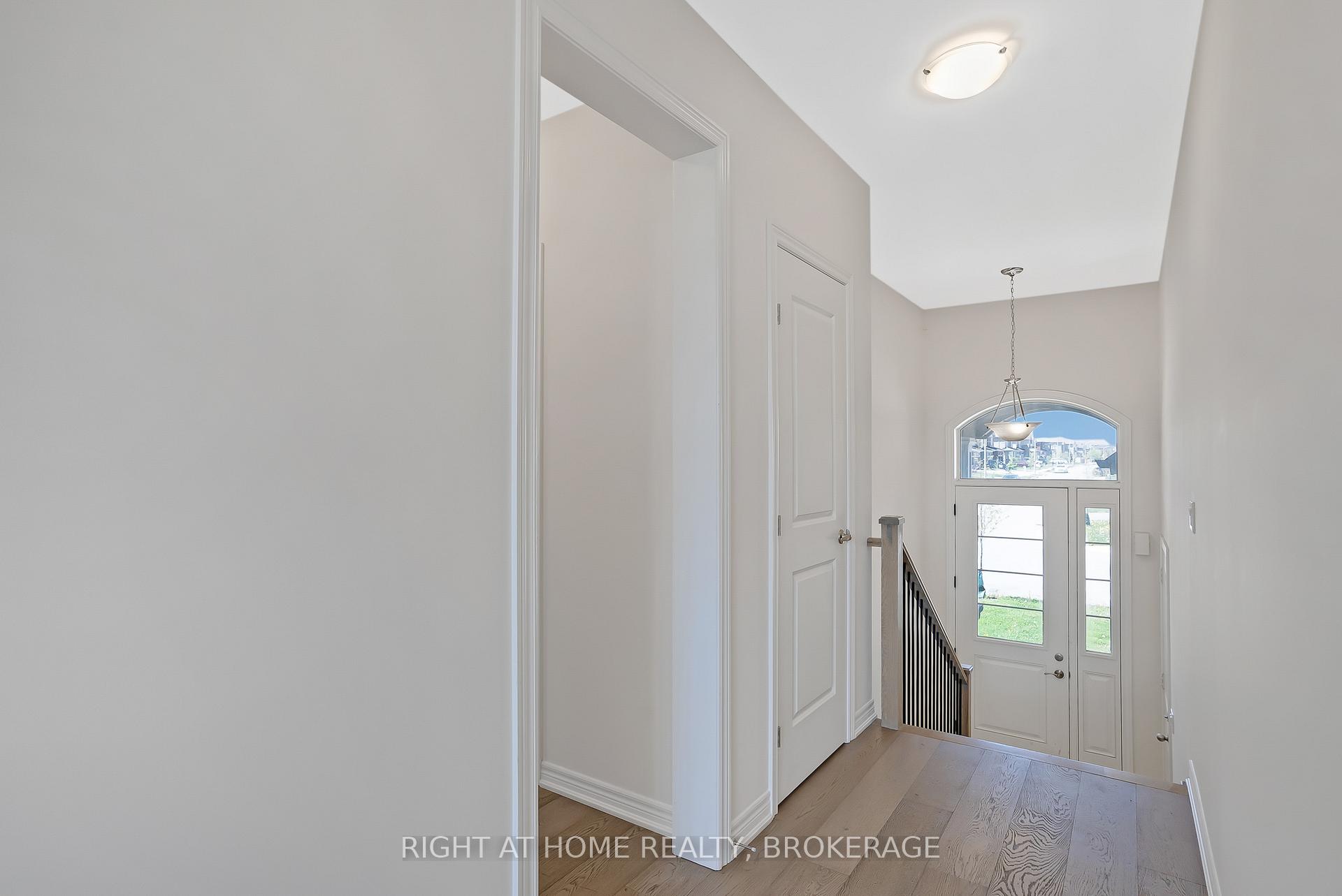 Photo 4 of 19 Robarts Drive, Hamilton, Ancaster — HOMEH