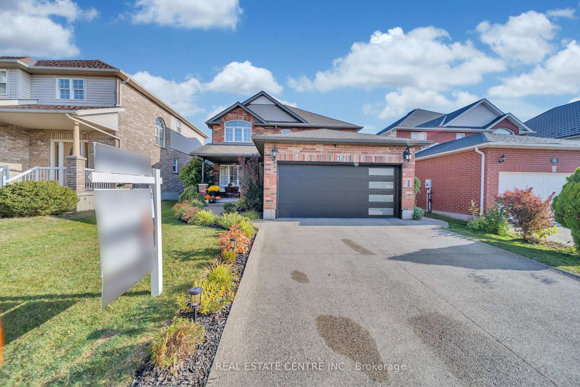 Photo 1 of 15 Yarrow Court, Kitchener — HOMEH