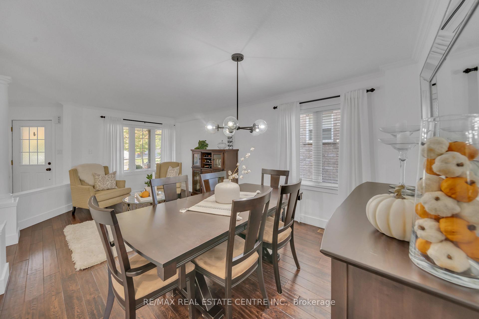 Photo 2 of 15 Yarrow Court, Kitchener — HOMEH