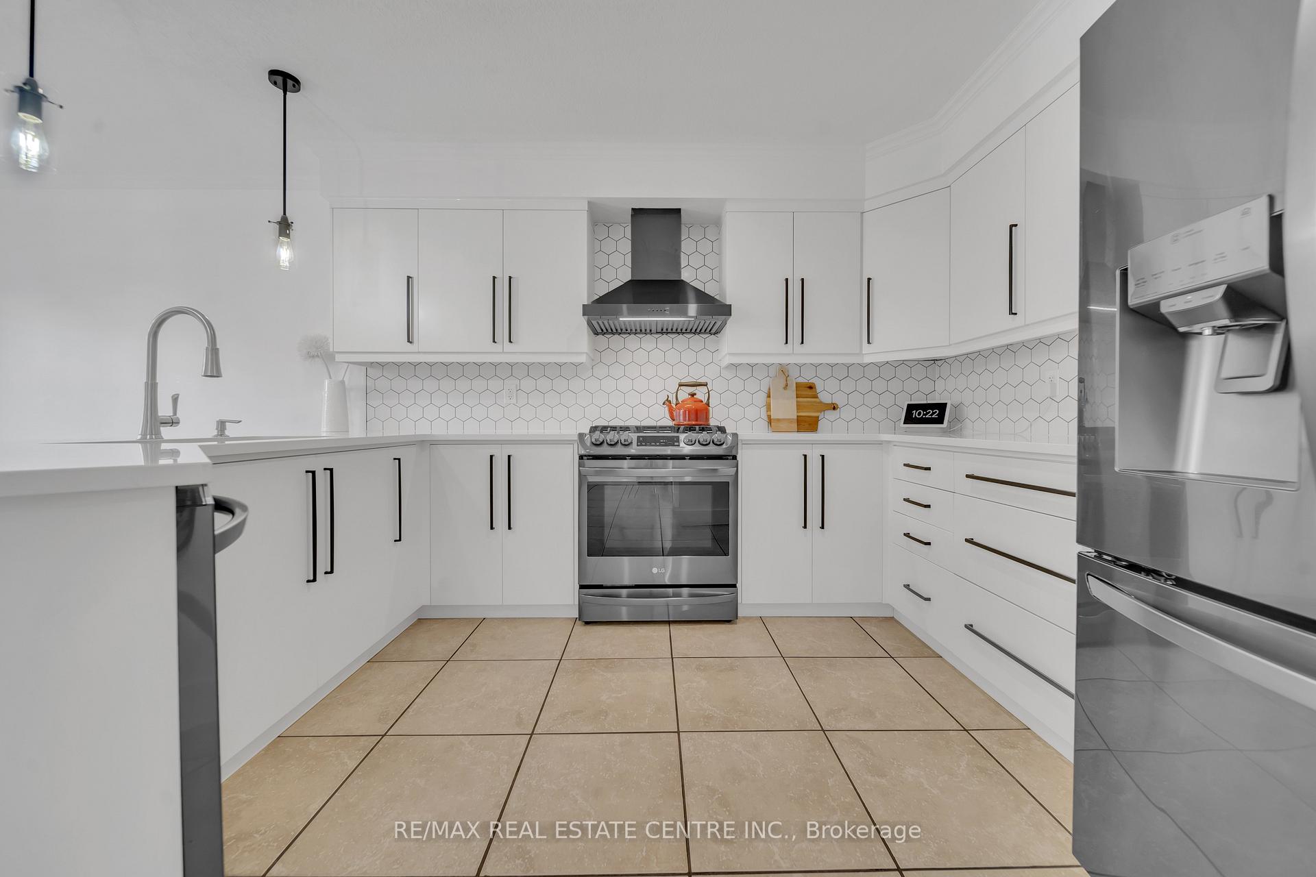 Photo 12 of 15 Yarrow Court, Kitchener — HOMEH