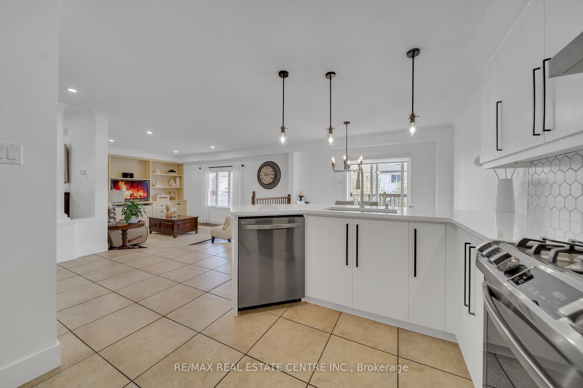 Photo 16 of 15 Yarrow Court, Kitchener — HOMEH
