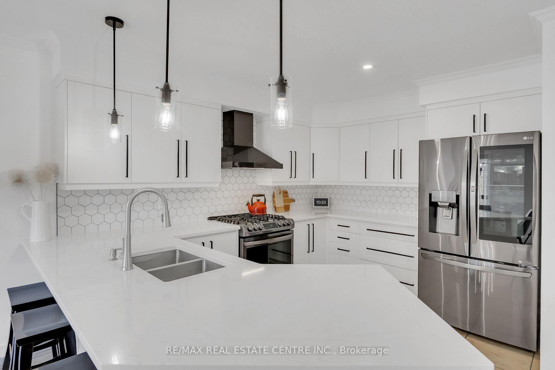 Photo 7 of 15 Yarrow Court, Kitchener — HOMEH