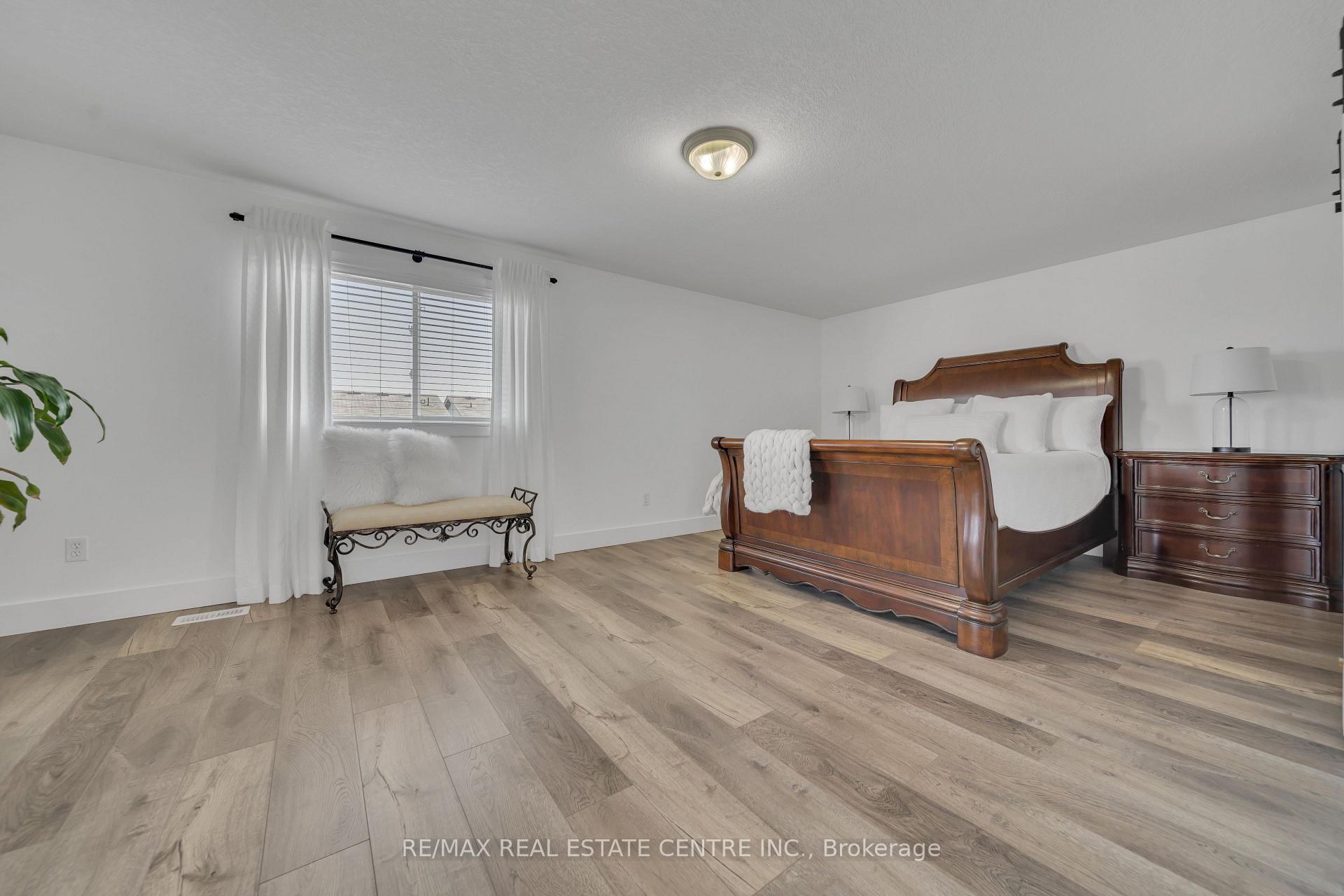 Photo 9 of 15 Yarrow Court, Kitchener — HOMEH