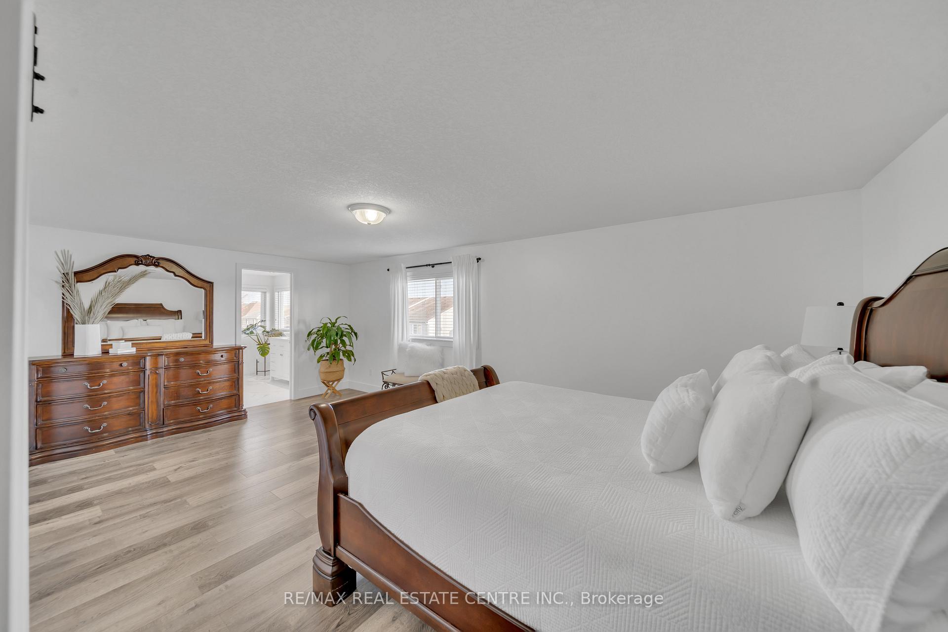 Photo 8 of 15 Yarrow Court, Kitchener — HOMEH