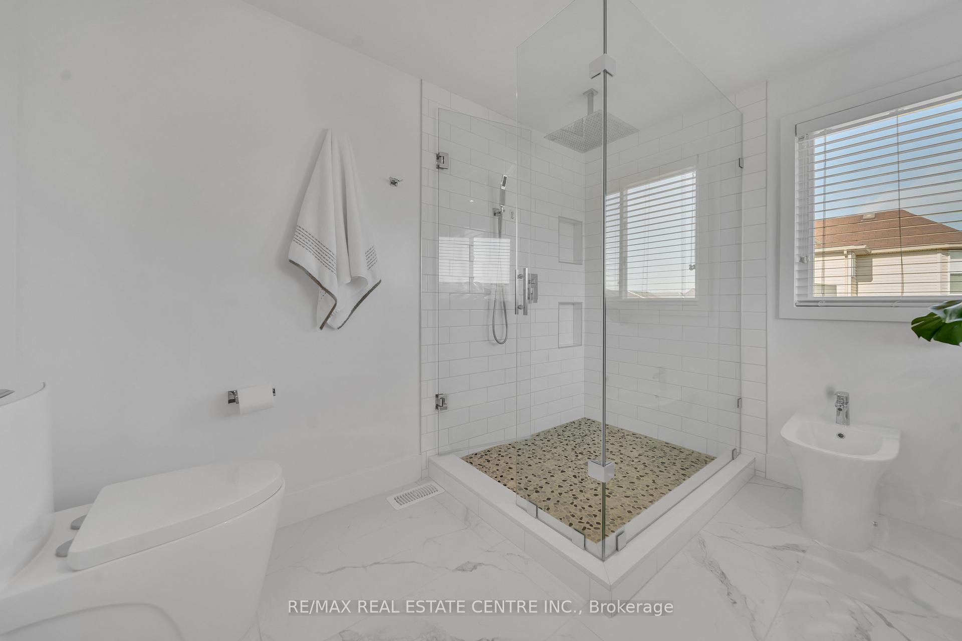Photo 11 of 15 Yarrow Court, Kitchener — HOMEH