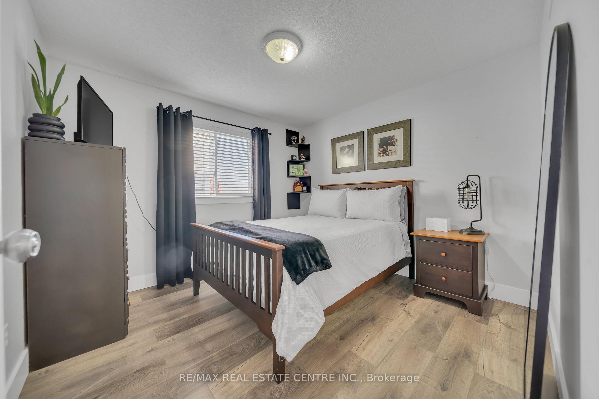 Photo 5 of 15 Yarrow Court, Kitchener — HOMEH