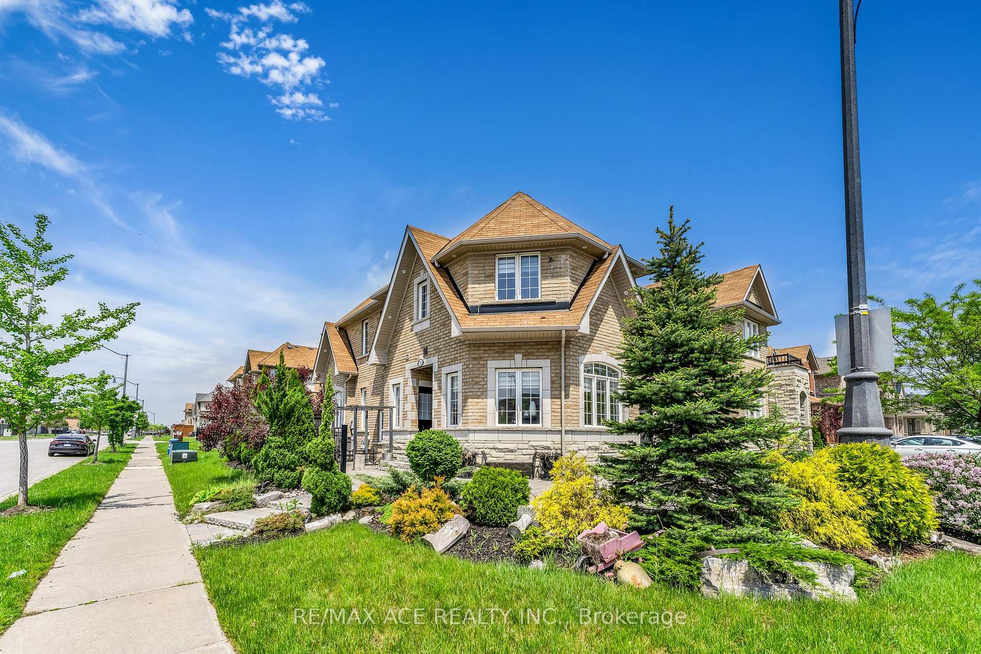 Photo 8 of 51 Long Branch Trail, Brampton, Bram East — HOMEH