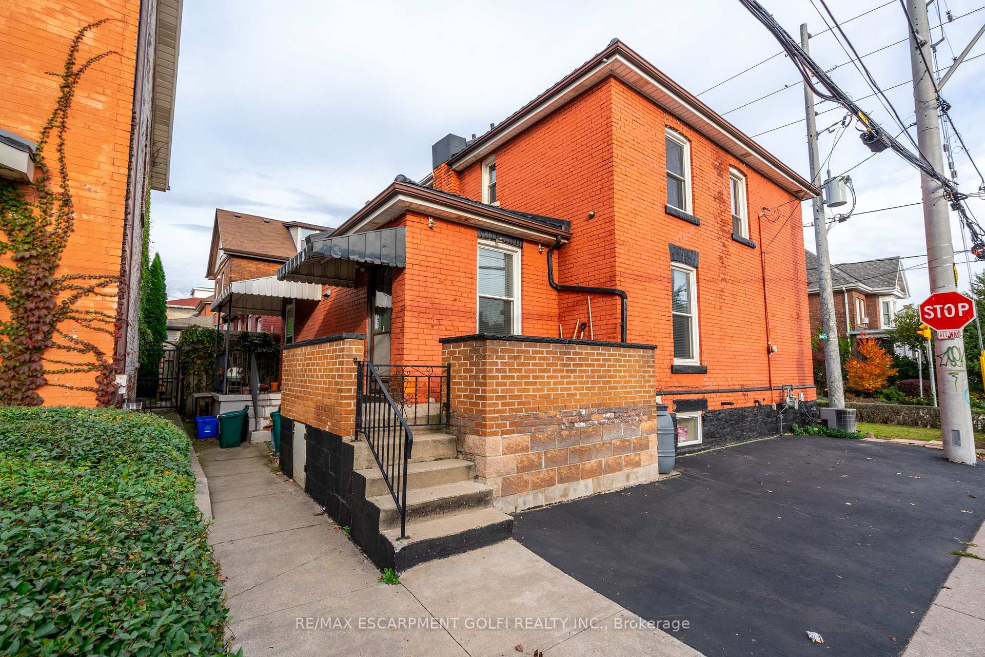 Photo 26 of 35 Barton Street W, Hamilton, Strathcona — HOMEH