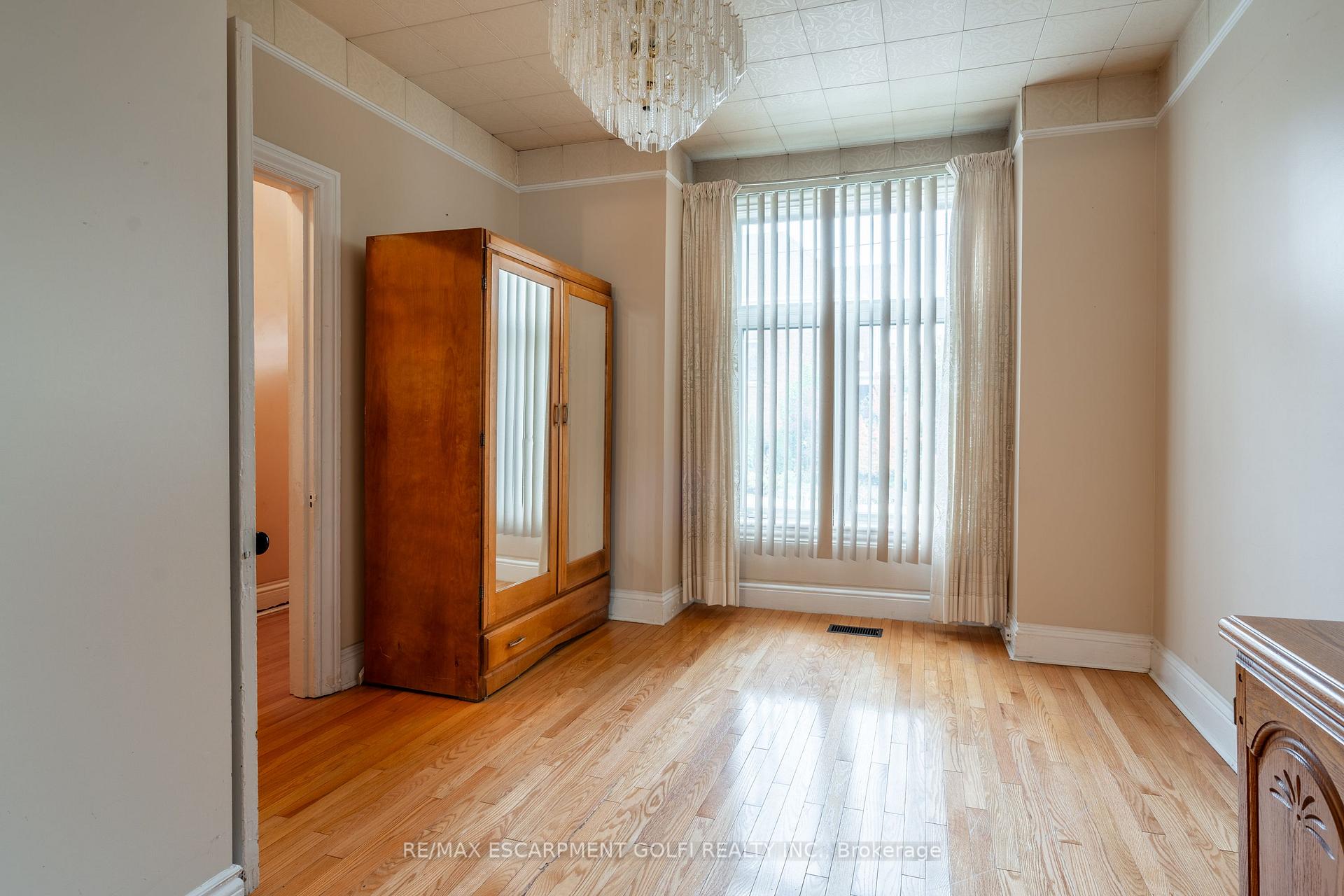 Photo 22 of 35 Barton Street W, Hamilton, Strathcona — HOMEH