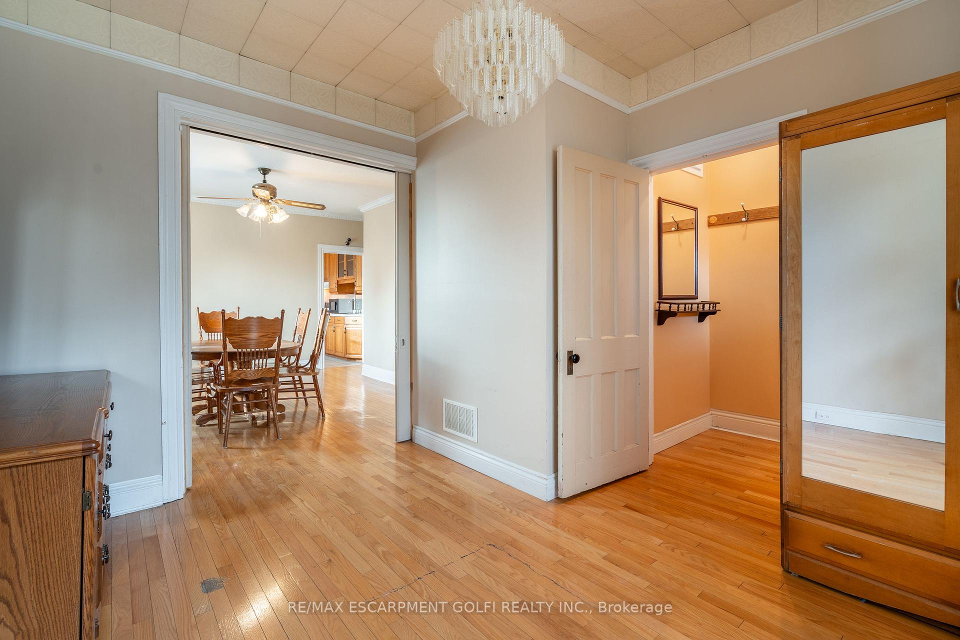 Photo 18 of 35 Barton Street W, Hamilton, Strathcona — HOMEH