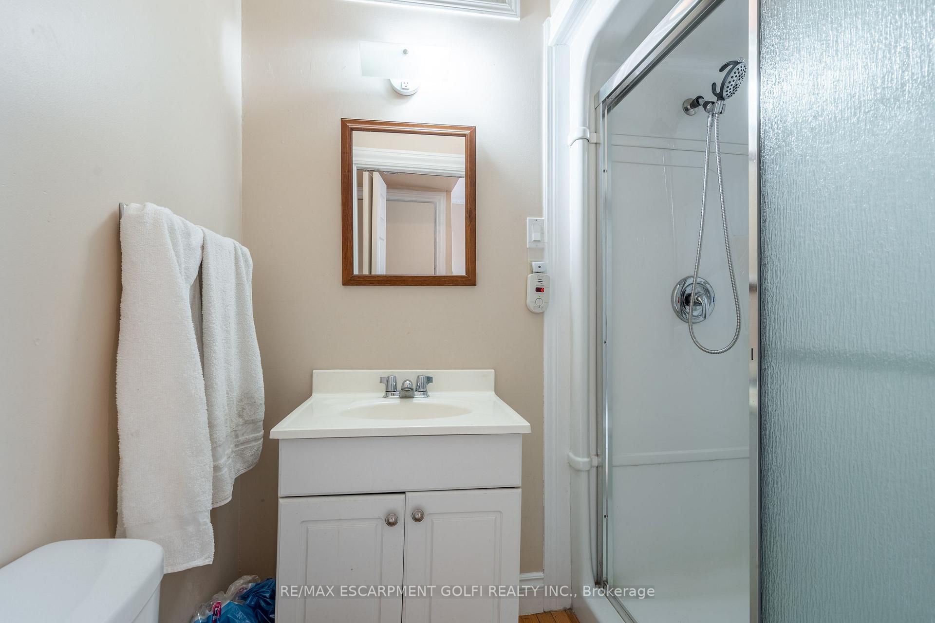 Photo 3 of 35 Barton Street W, Hamilton, Strathcona — HOMEH