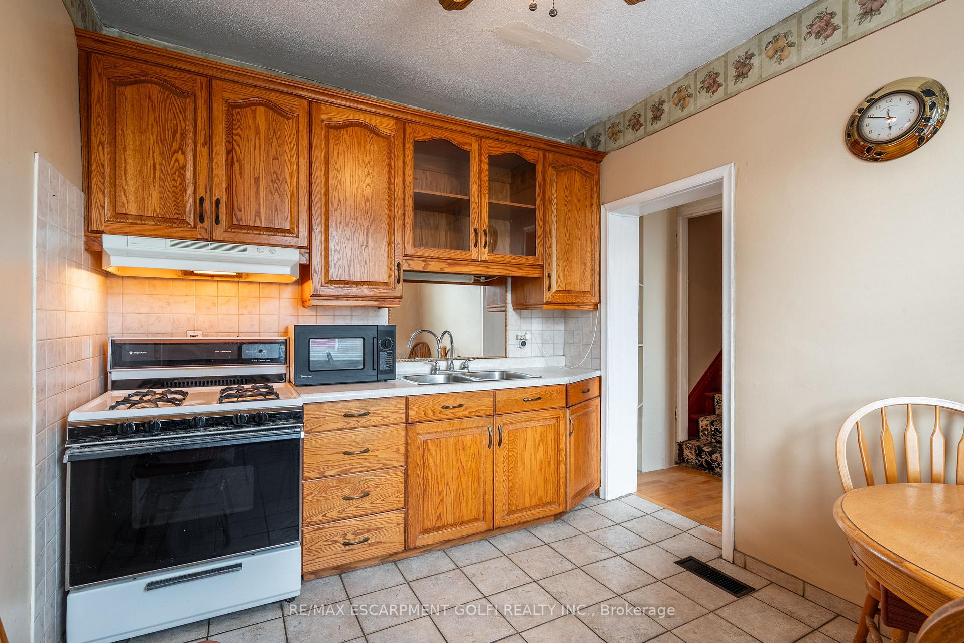 Photo 11 of 35 Barton Street W, Hamilton, Strathcona — HOMEH