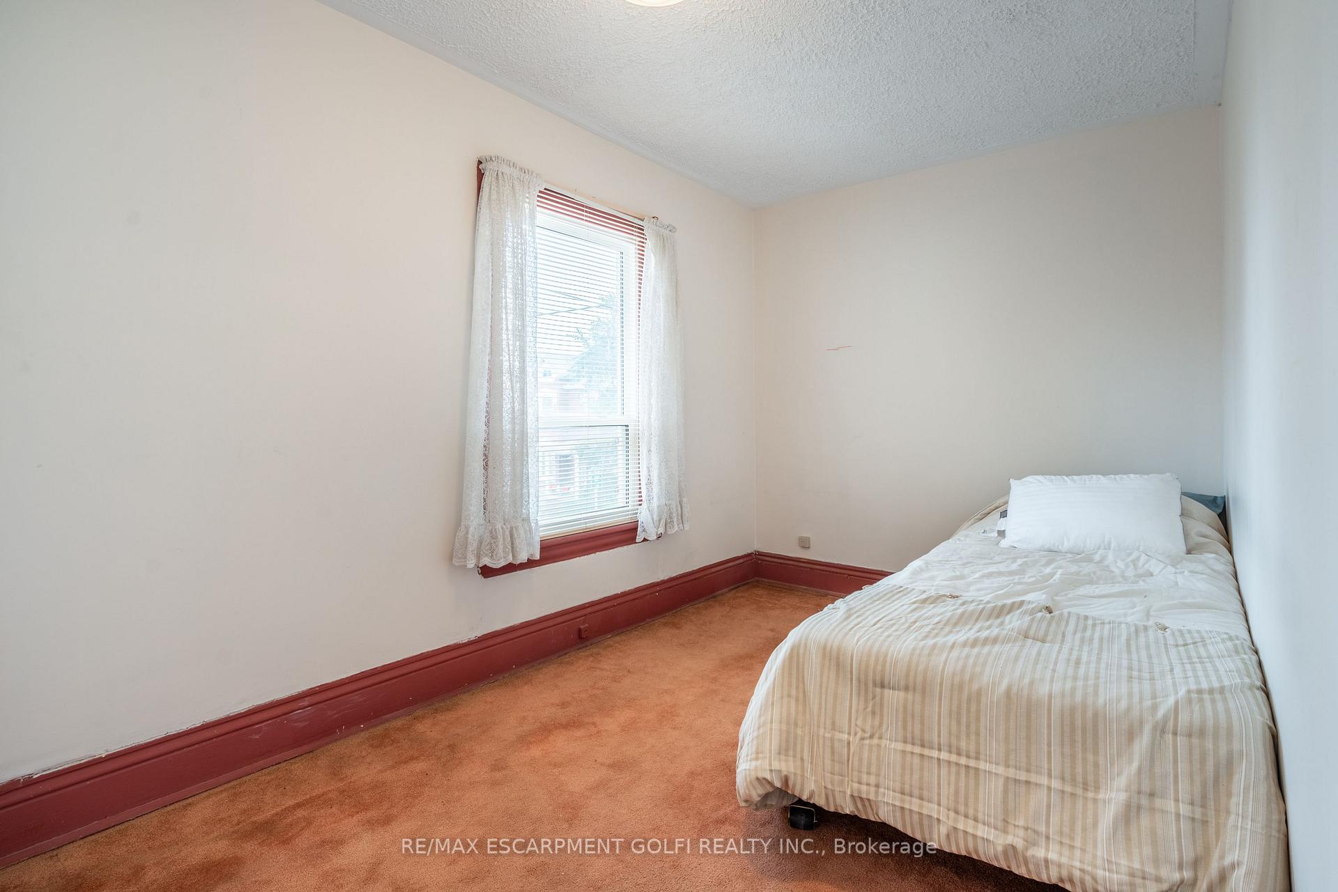 Photo 12 of 35 Barton Street W, Hamilton, Strathcona — HOMEH