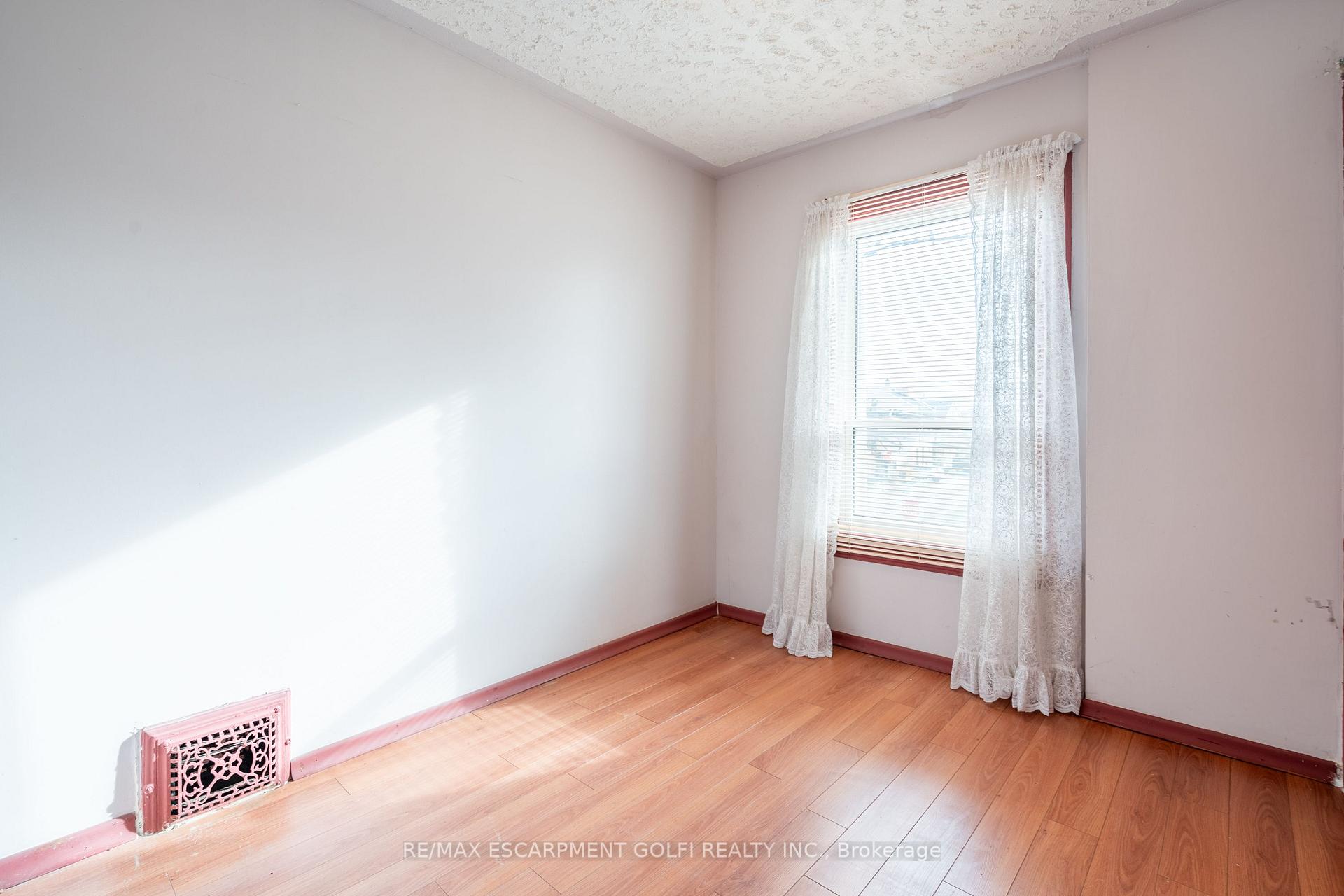 Photo 10 of 35 Barton Street W, Hamilton, Strathcona — HOMEH