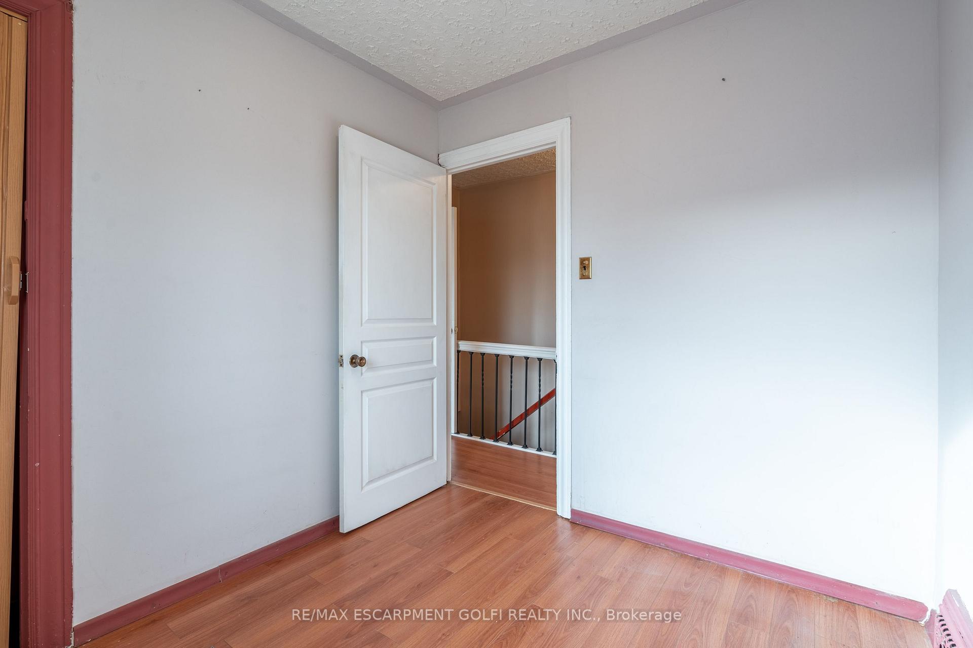 Photo 24 of 35 Barton Street W, Hamilton, Strathcona — HOMEH