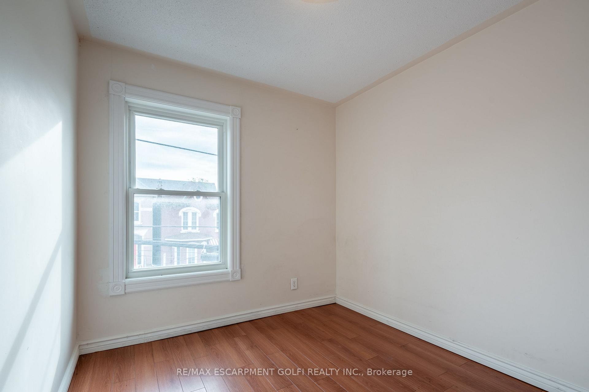 Photo 8 of 35 Barton Street W, Hamilton, Strathcona — HOMEH